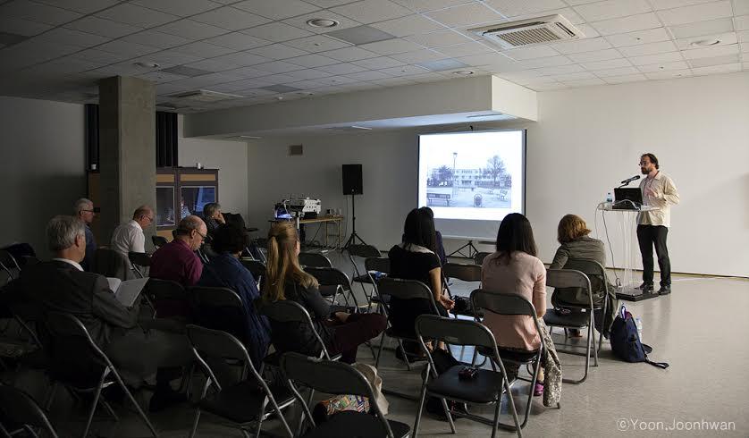 Profesor Maximiano Atria exponiendo en Corea 