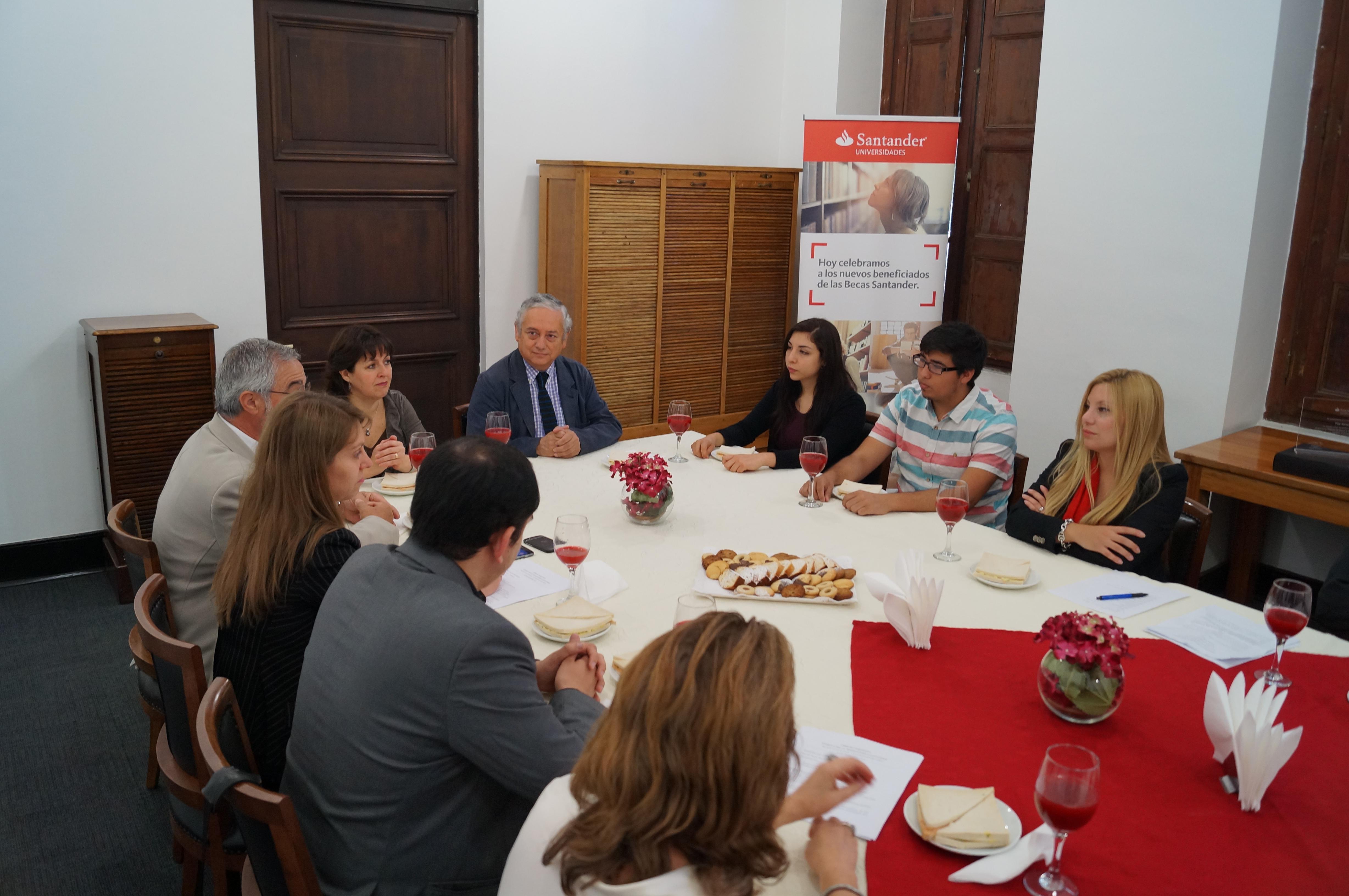 Convivencia de entrega de becas junto a autoridades FAU y de Santander Universidades