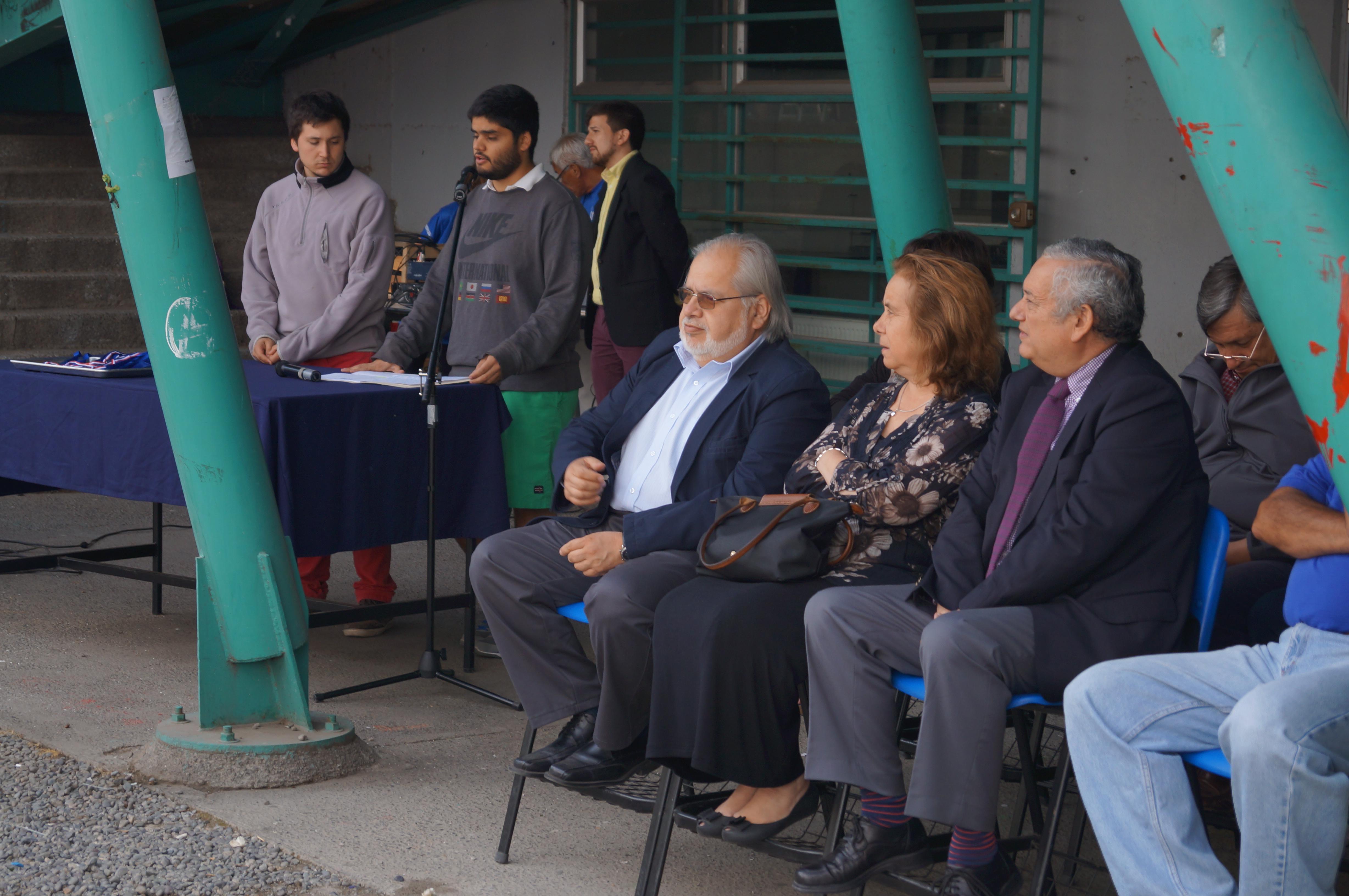 Autoridades de la FAU presenciando el evento