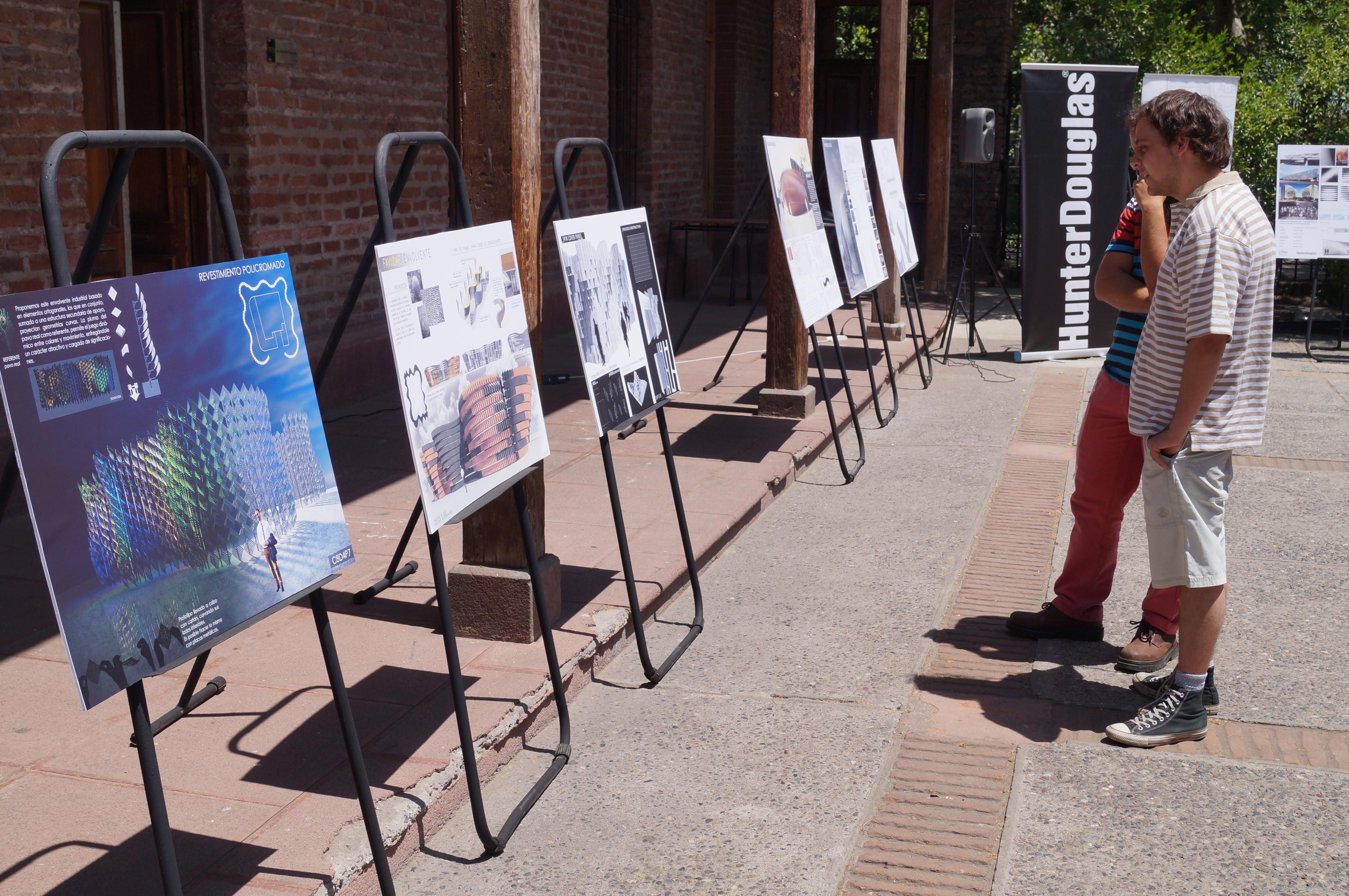 Alumnos viendo exposición de prototipos