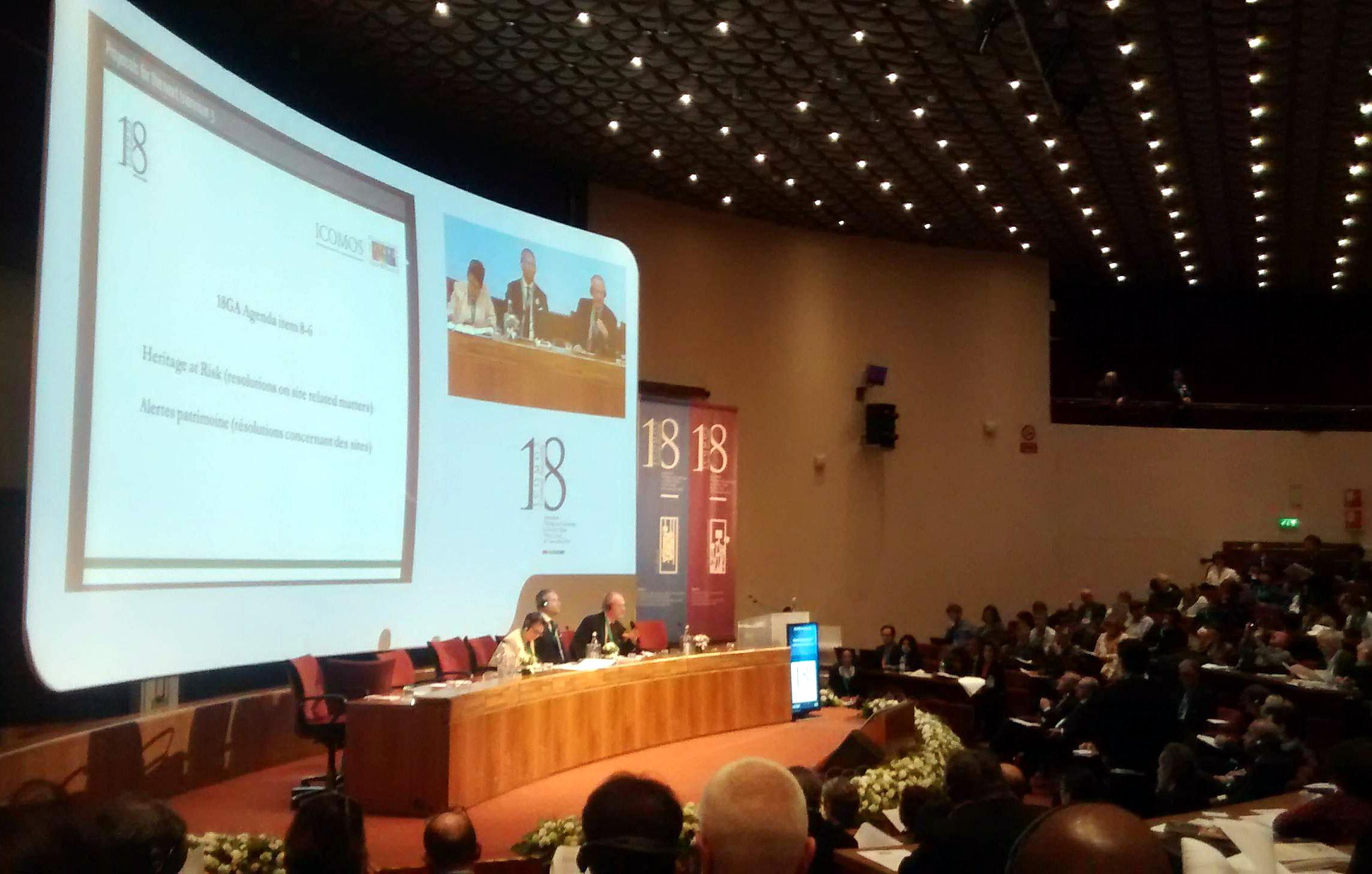 Profesor Ferrada exponiendo ante la Asamblea.