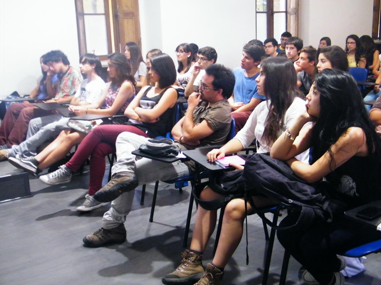 Estudiantes en la charla