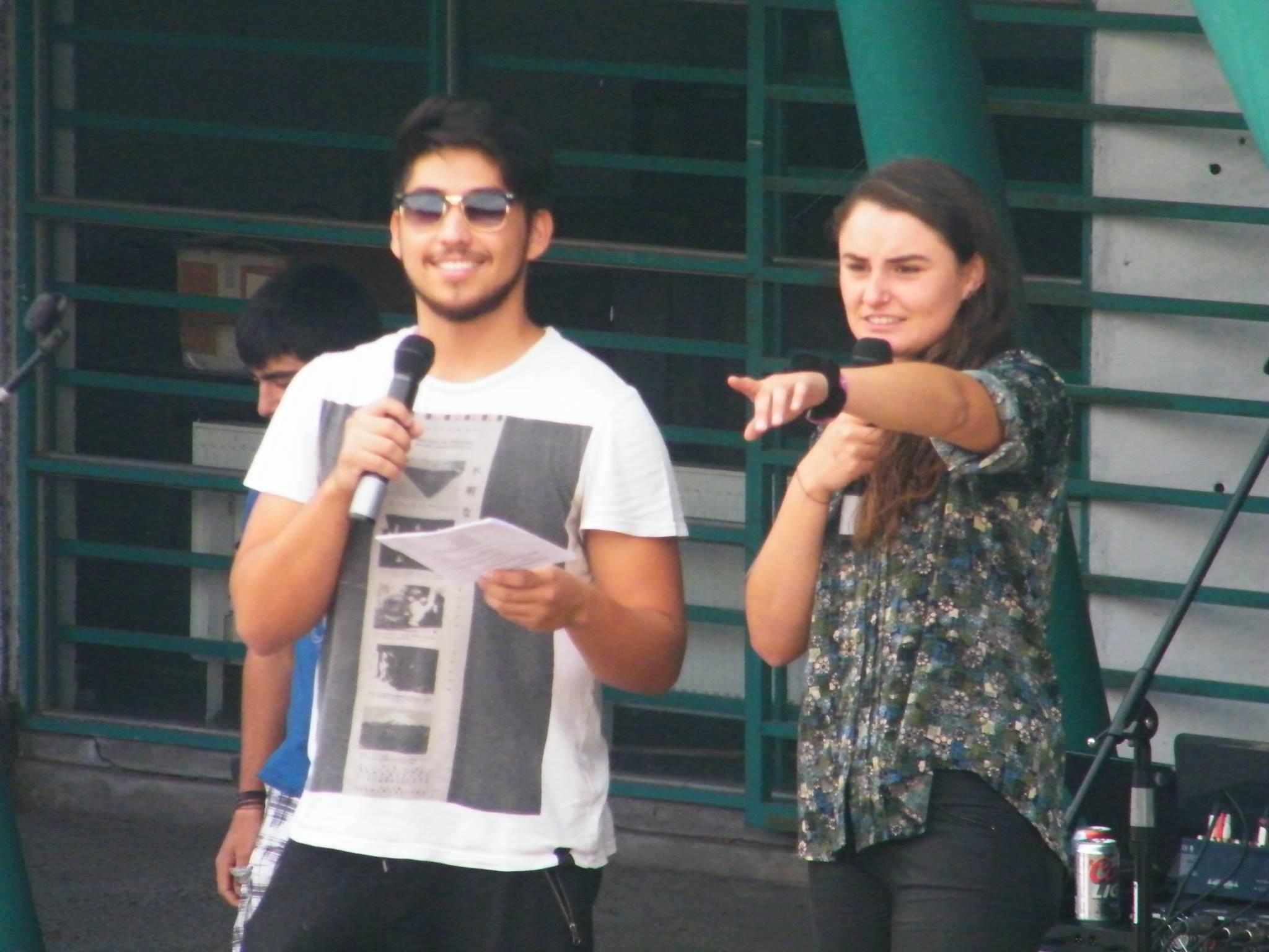 Estudiantes de cursos superiores animando actividades recreativas de los mechones