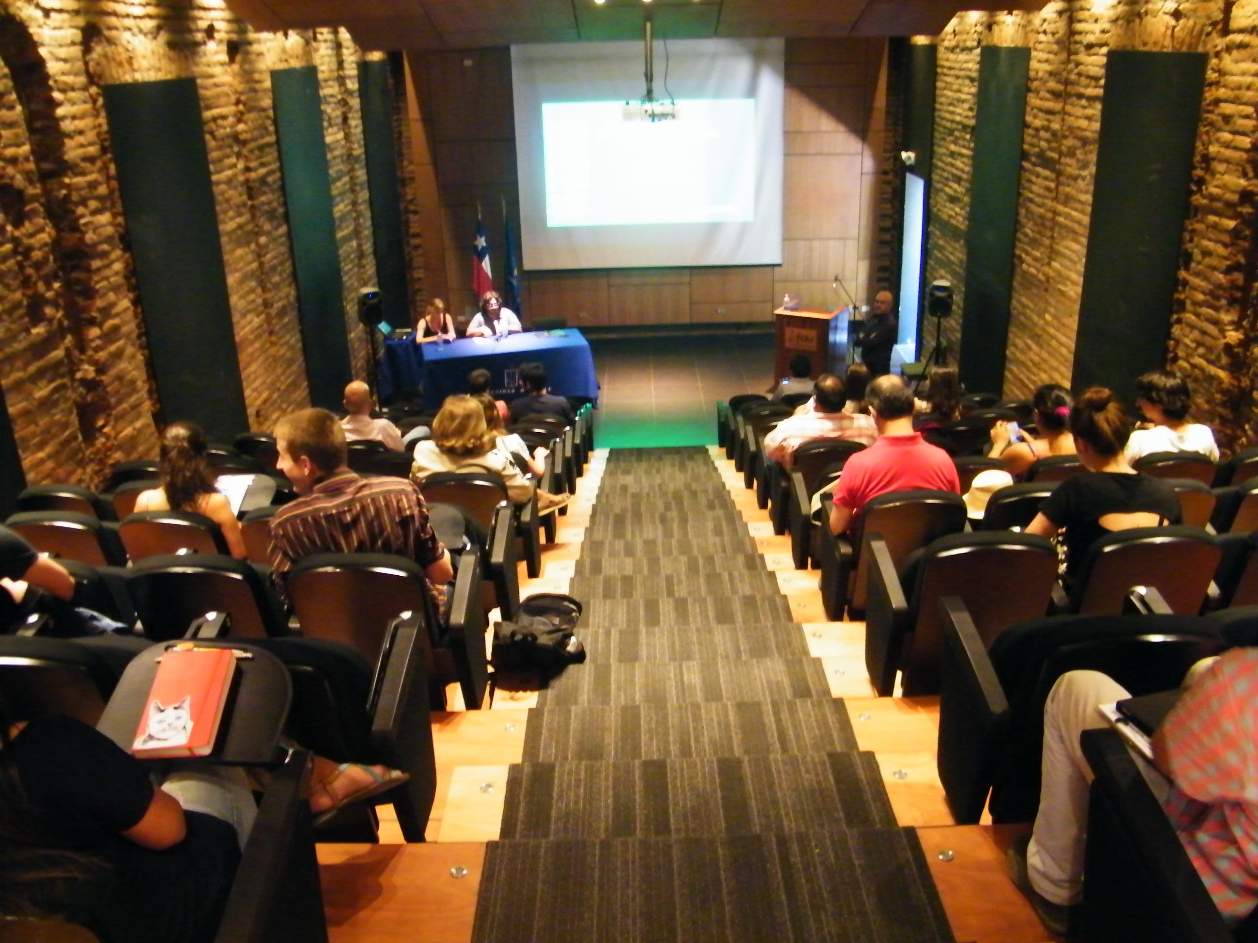 Conferencia en el auditorio FAU