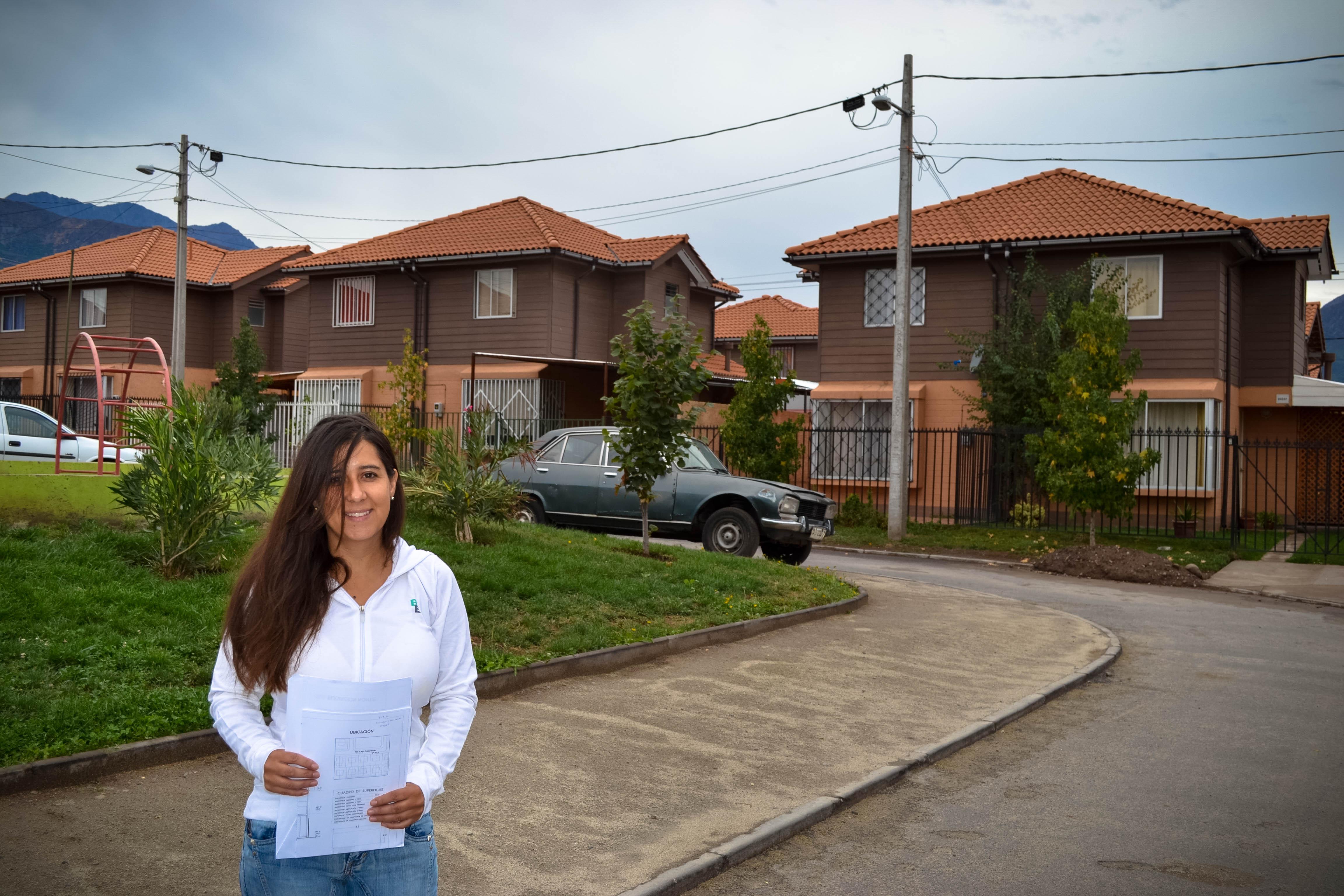 Vecina de Casas Viejas con sus planos.