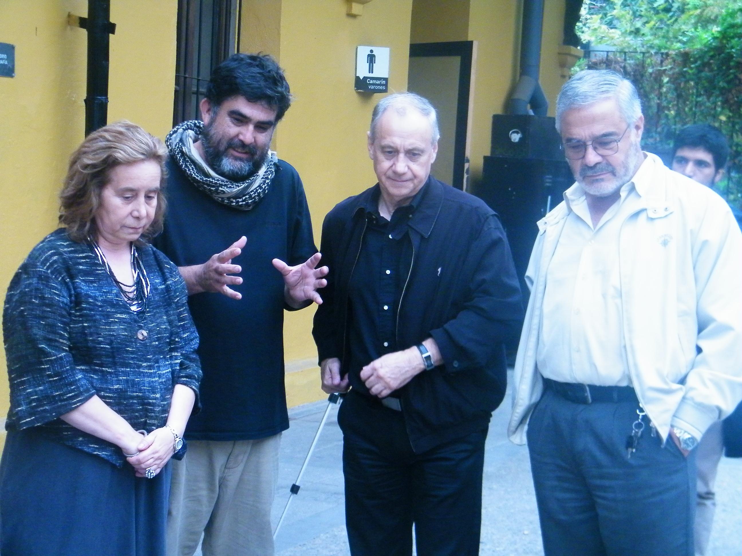 Autoridades FAU y profesor Manuel Amaya presenciando la elaboración de la pintura