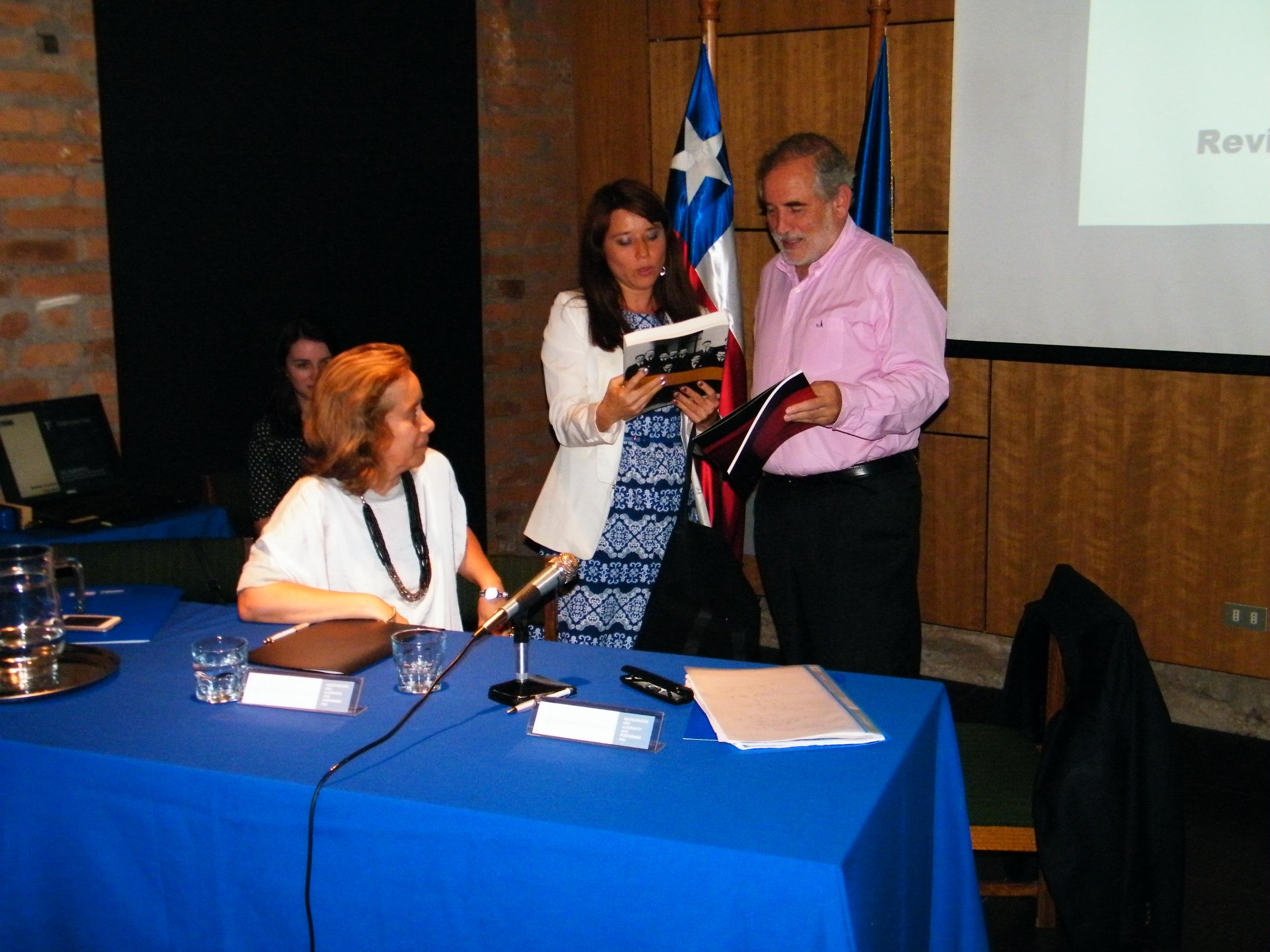 Directora Yasna Contreras entrega presente a senador Montes