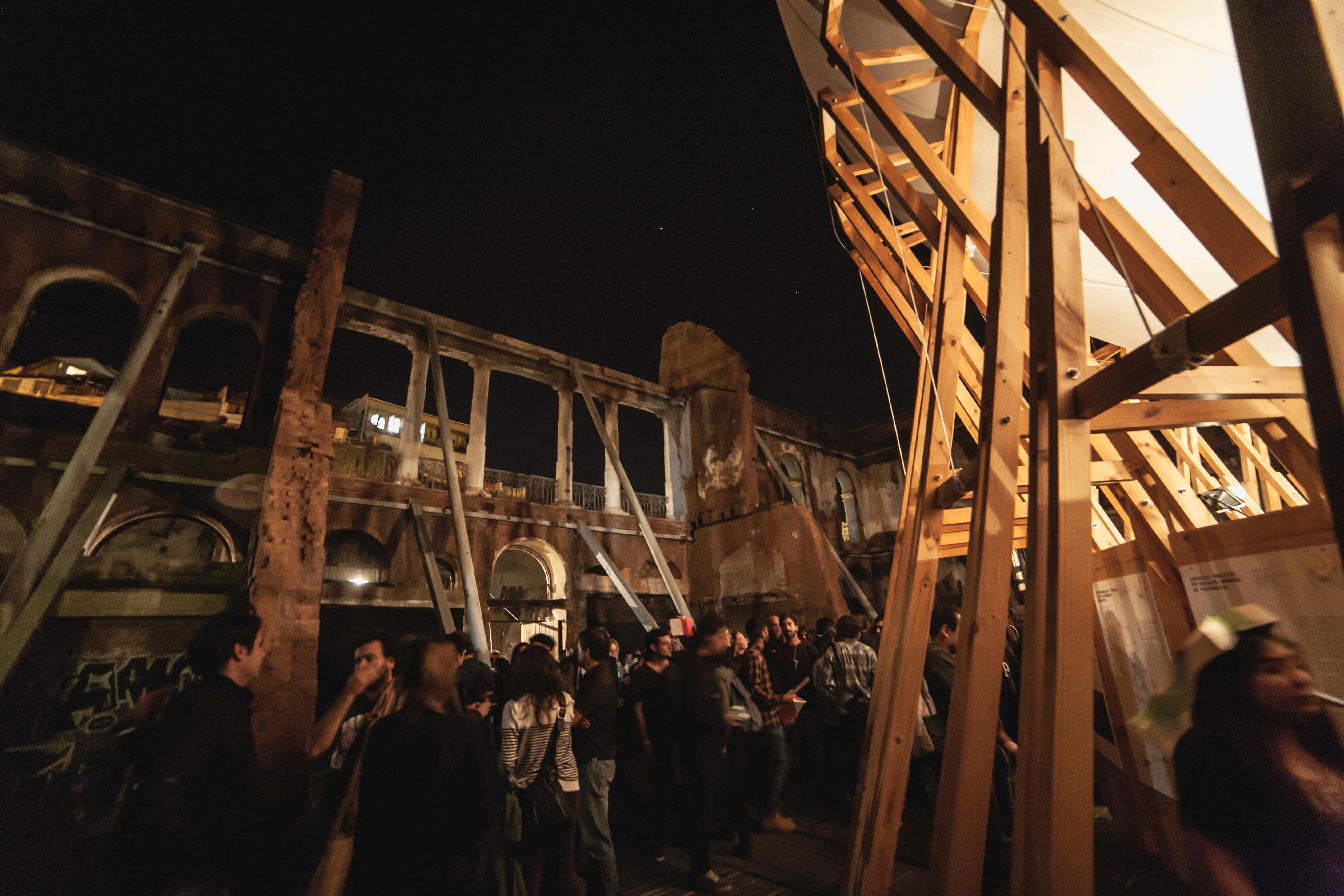 La instalación se realizó en las ruinas del Palacio Subercaseaux. Fotografía de Felipe Quiros.