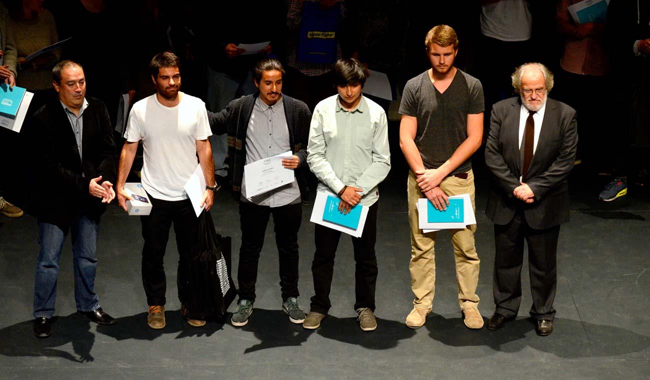 Estudiantes FAU recibiendo su premio.