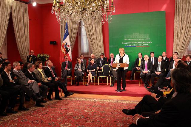 Presidenta Bachelet comentando el informe.