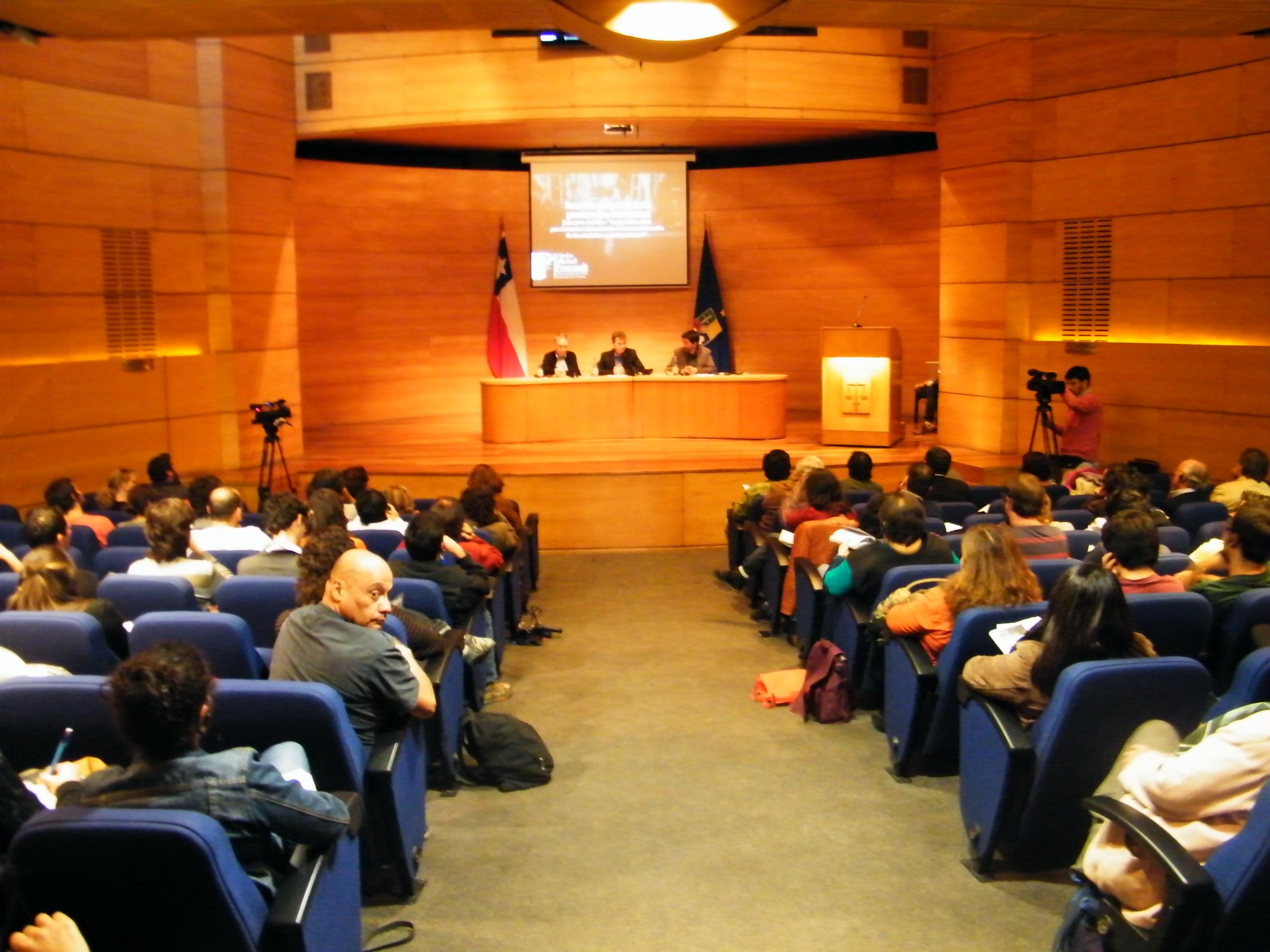 Aula magna de la Facultad de Derecho durante mesa de Authier.