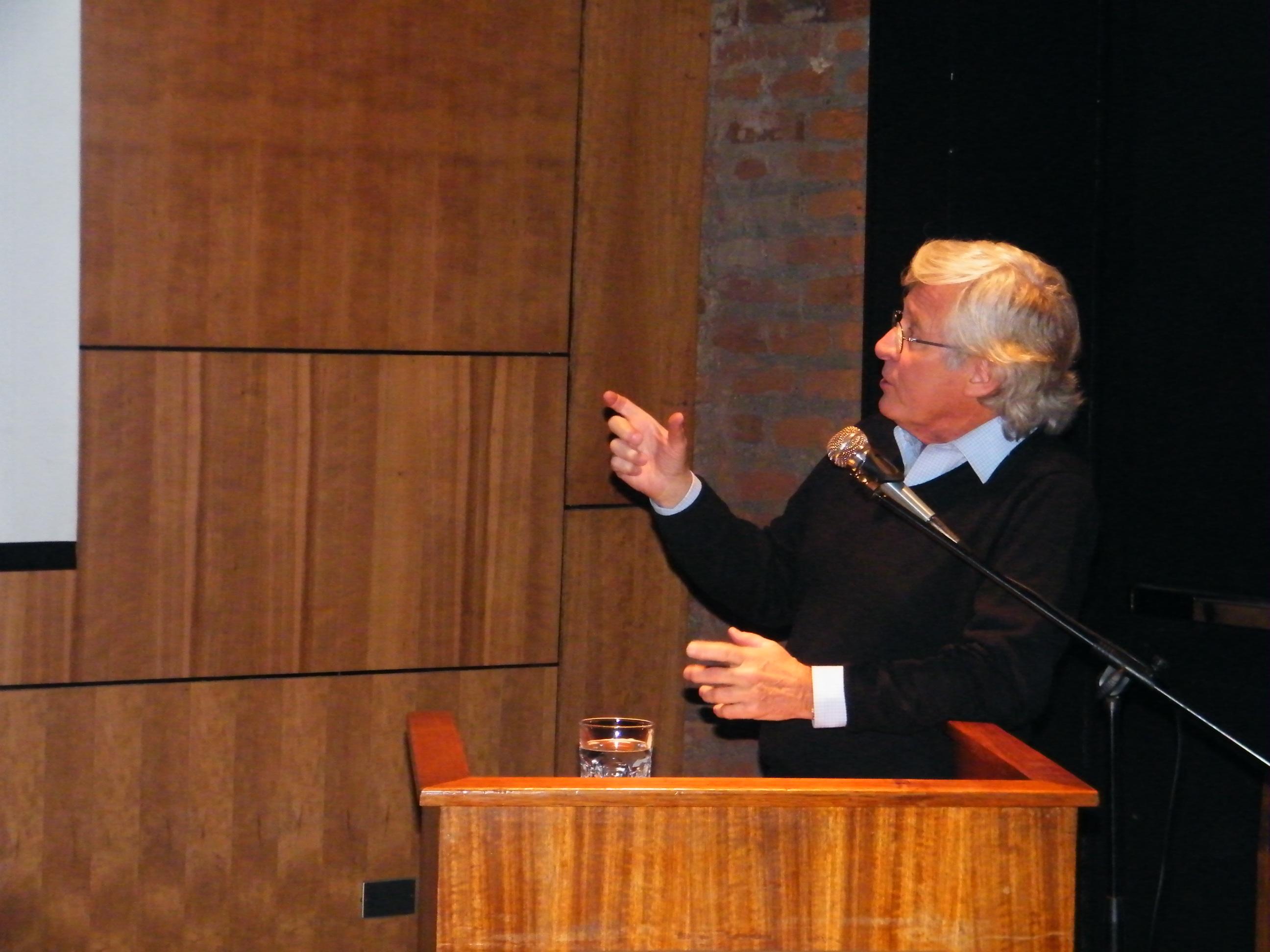 Sabbagh durante la charla magistral en el auditorio FAU.