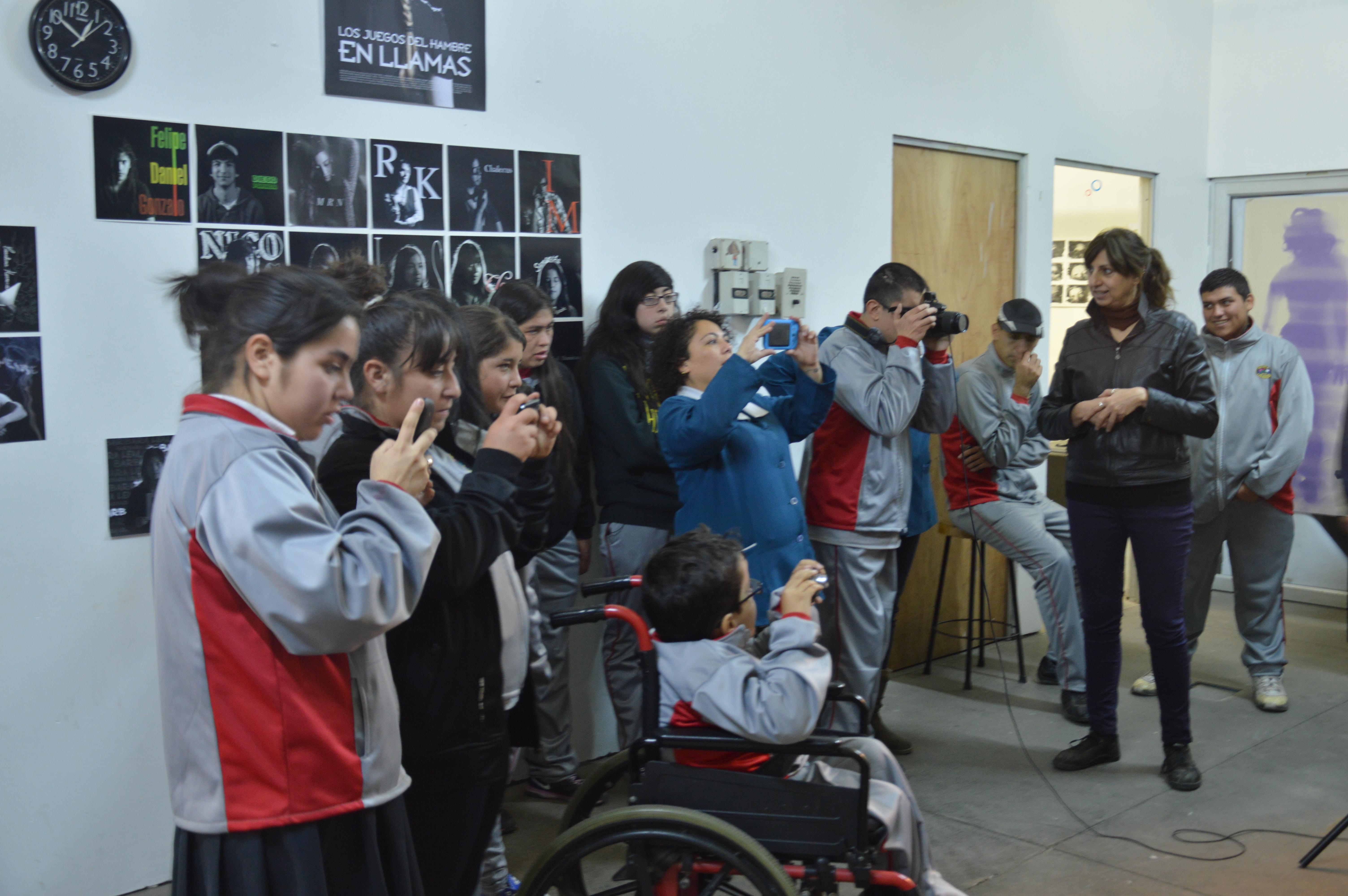 Profesora Verónica Ode (a la derecha) junto a los alumnos del taller. Fotografías de Verónica Ode.