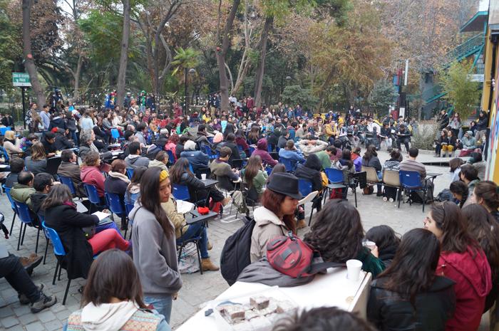 Gran cantidad de estudiantes, académicos y funcionarios asistieron a la asamblea.