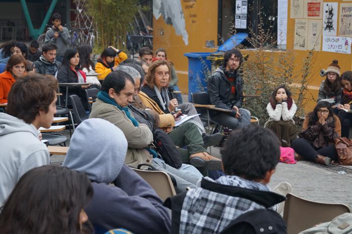 Decana Marcela Pizzi interviniendo en la asamblea.