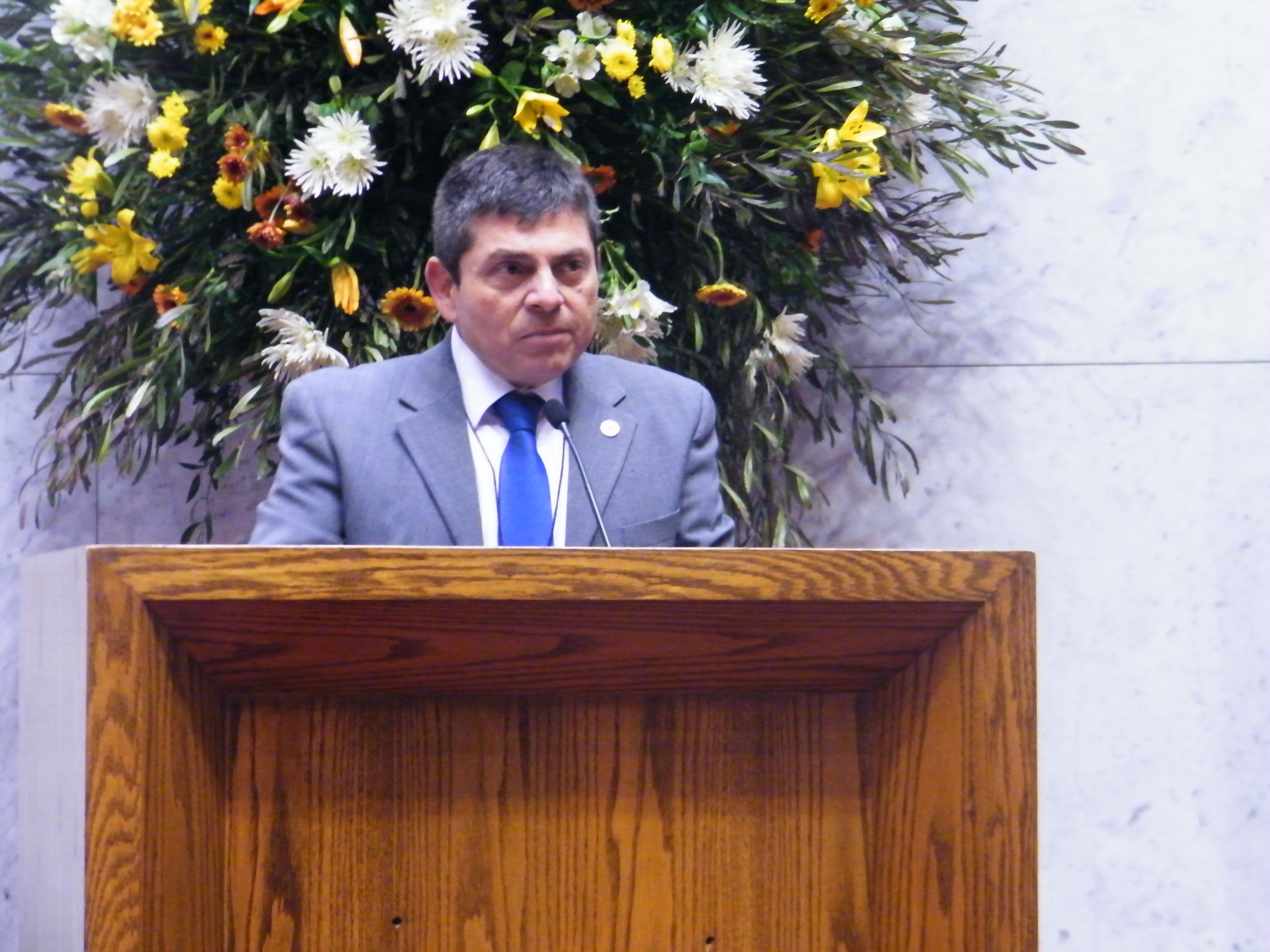 Académico Mario Ferrada durante inauguración del simposio.