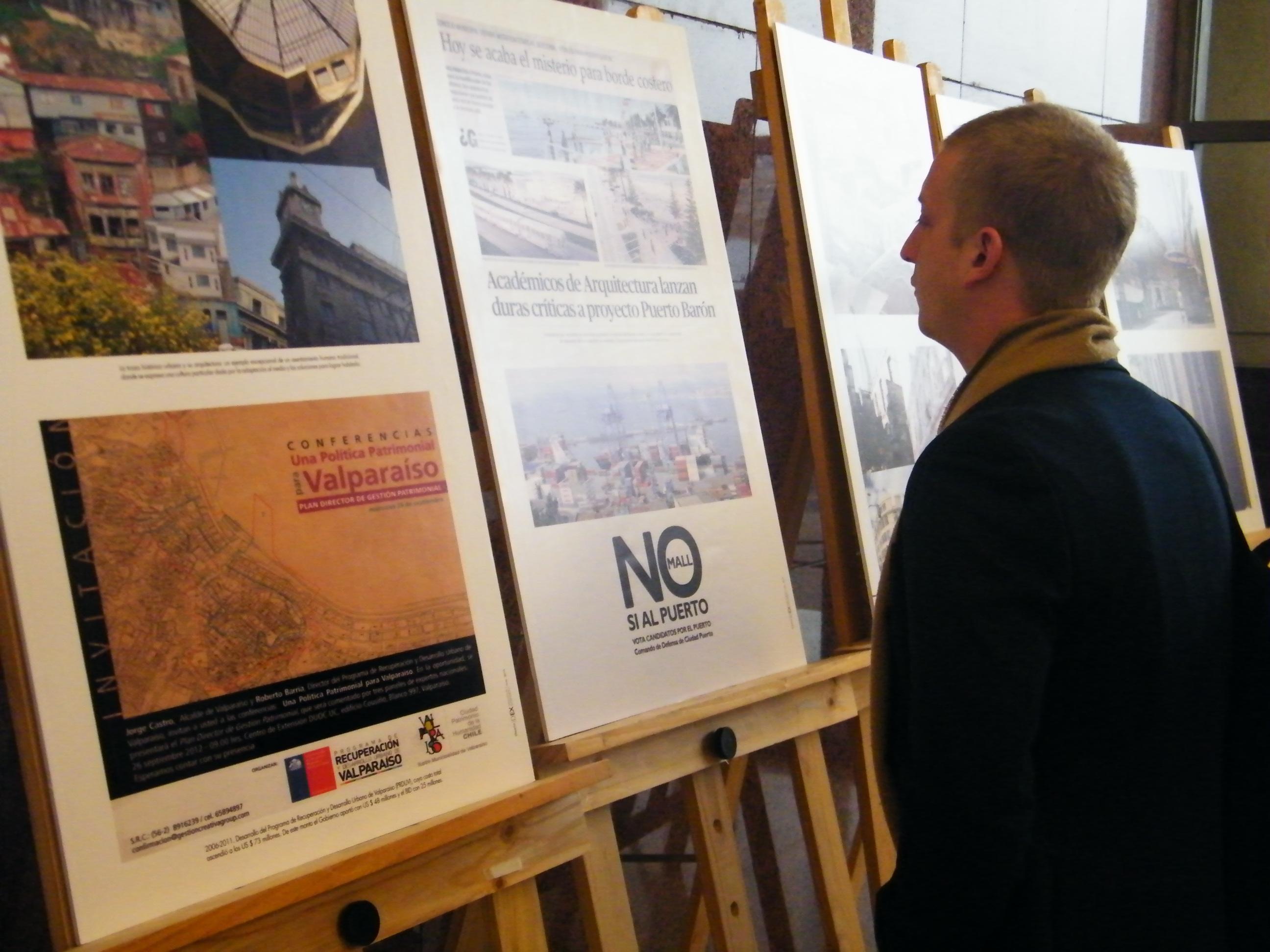 Gran interés generó la expo de fotografías sobre Valparaíso.