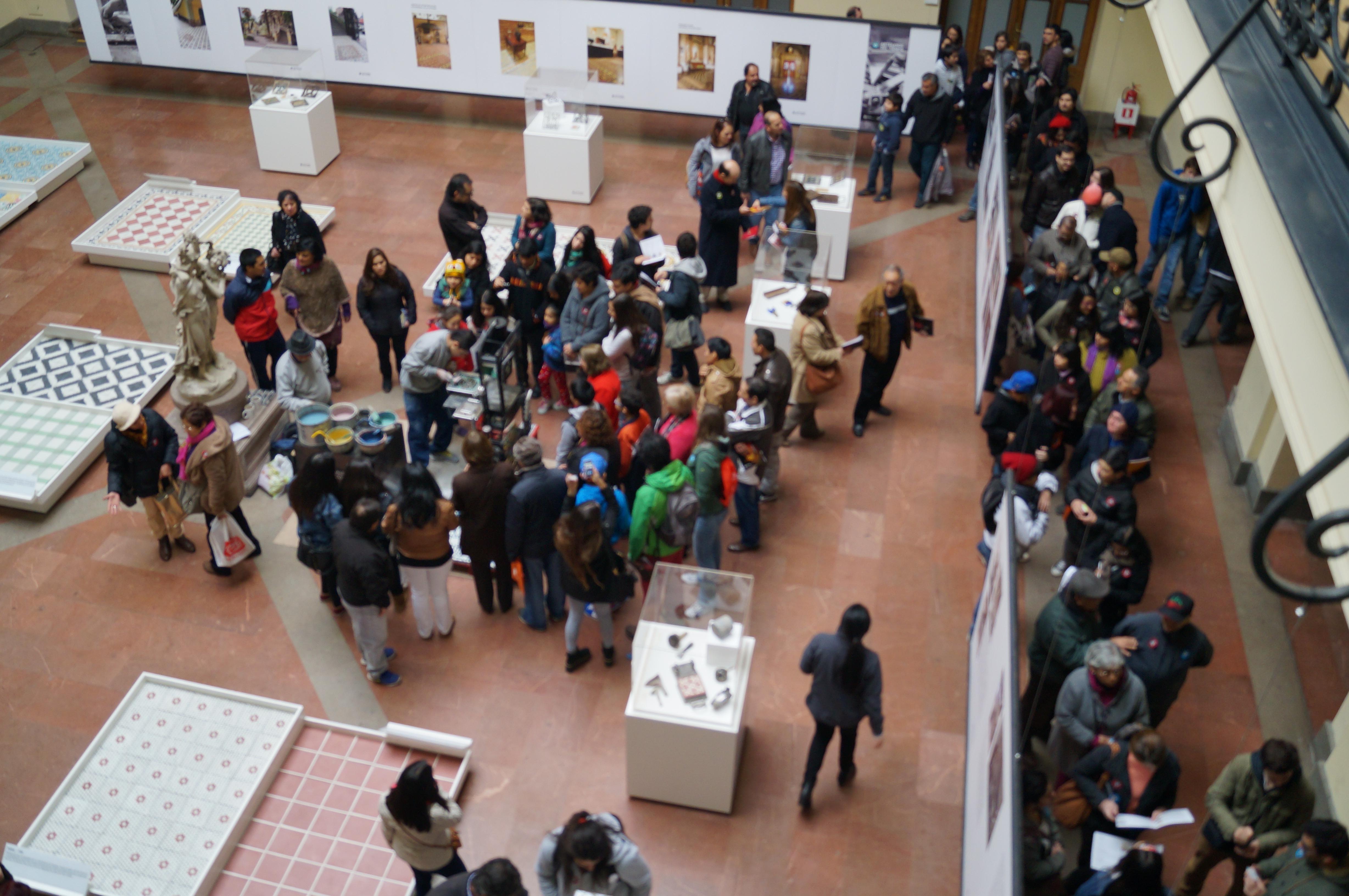 Gran interés generó la muestra de baldosas decoradas.