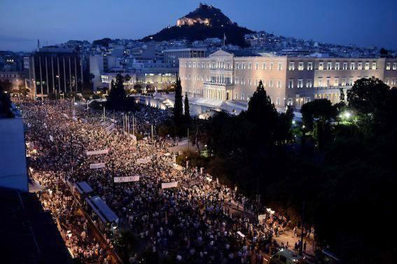 "Pero tienen también el temperamento y arrogancia mediterránea, así que quieren estar en la zona del euro tanto como quieren pelear para recuperar su dignidad".