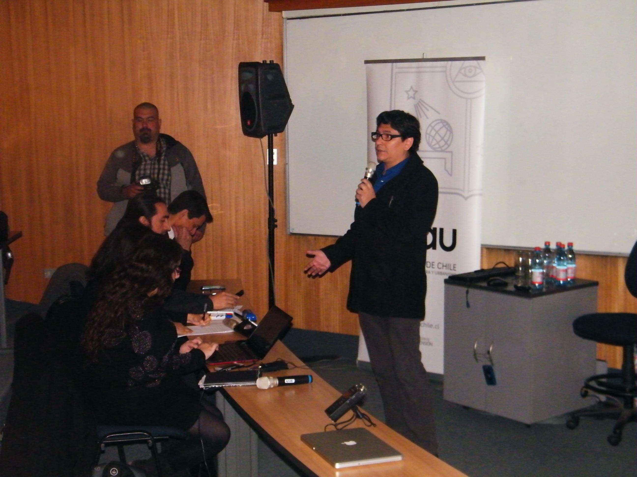 Profesor Walter Imilan haciendo la introducción al seminario.