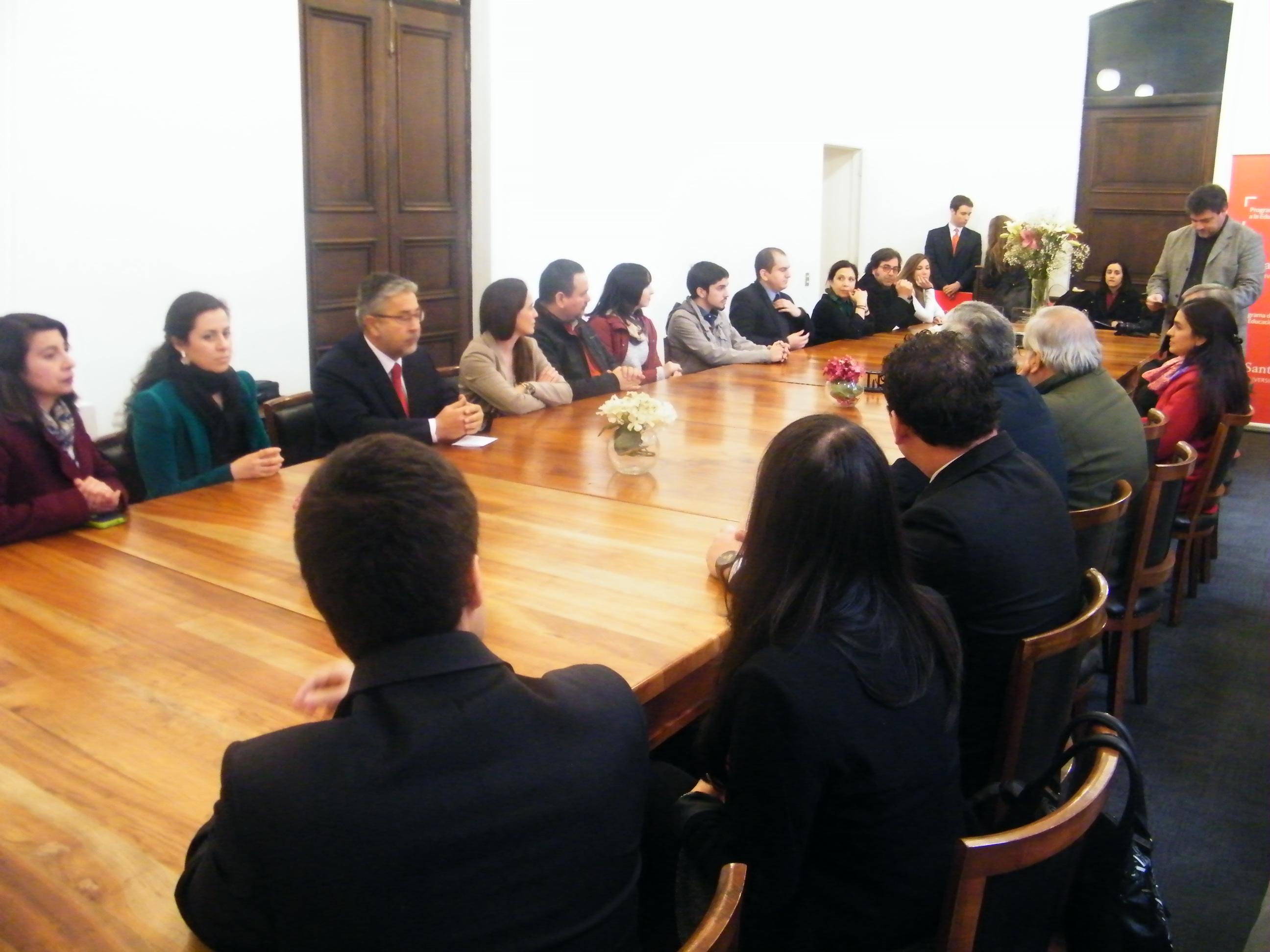 La instancia contó con la asistencia de distintas autoridades de la FAU y directivos de Santander Chile.