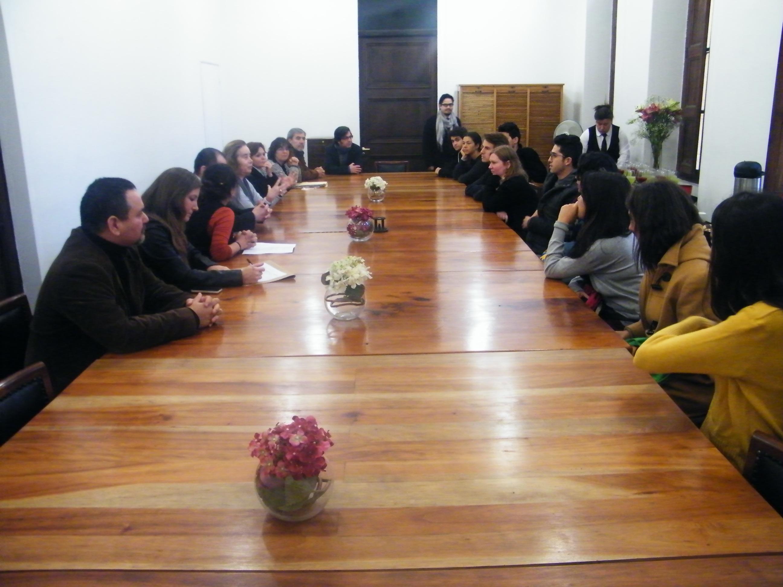 La ceremonia se realizó en la Sala de Consejo de la Facultad.