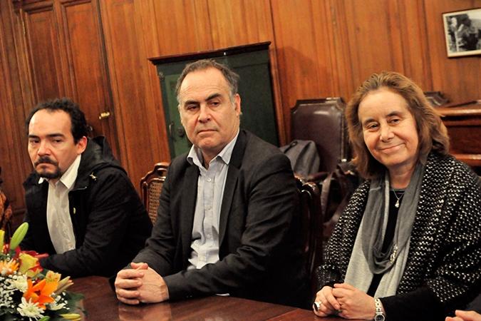 De la Facultad de Ciencias Sociales, el profesor Sergio Flores, director académico y el decano Roberto Aceituno, y por parte de la FAU, la decana Marcela Pizzi.