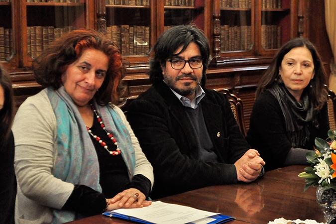 La profesora Margarita Iglesias de la Facultad de Filosofía y Humanidades junto al profesor Enrique Aliste, investigador de LIE MINES Atacama y Beatriz Maturana directora académica y de RRII de FAU.