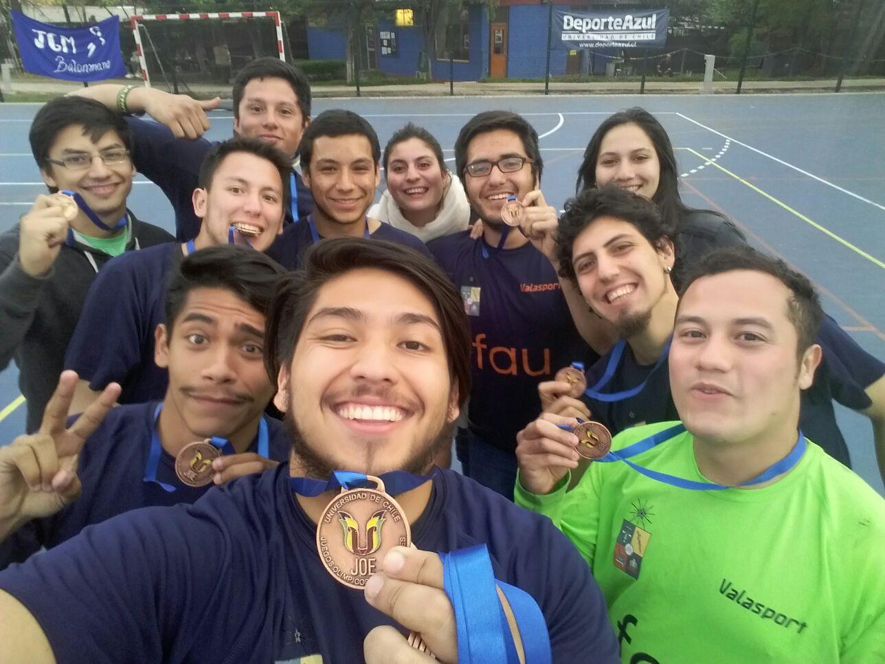 Equipo de balonmano luciendo sus medallas.