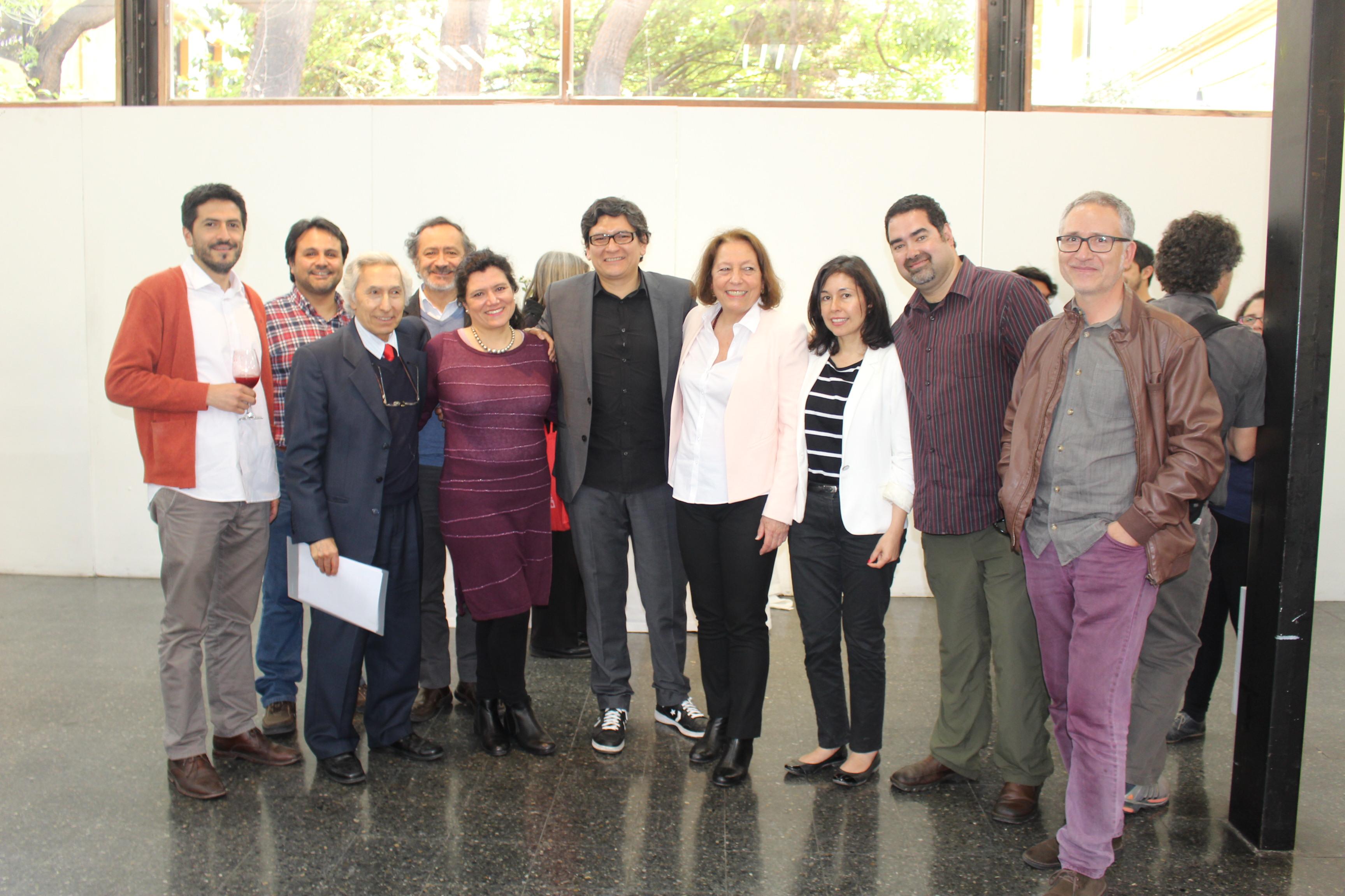 Académicos miembros del Instituto de la Vivienda acompañan a la premiada María Elena Ducci durante el cóctel.