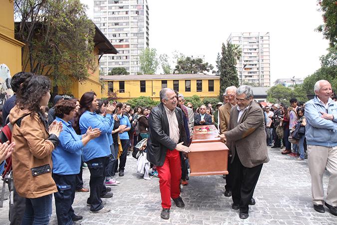 El féretro salió del Hall Central, recorriendo los patios de la FAU.