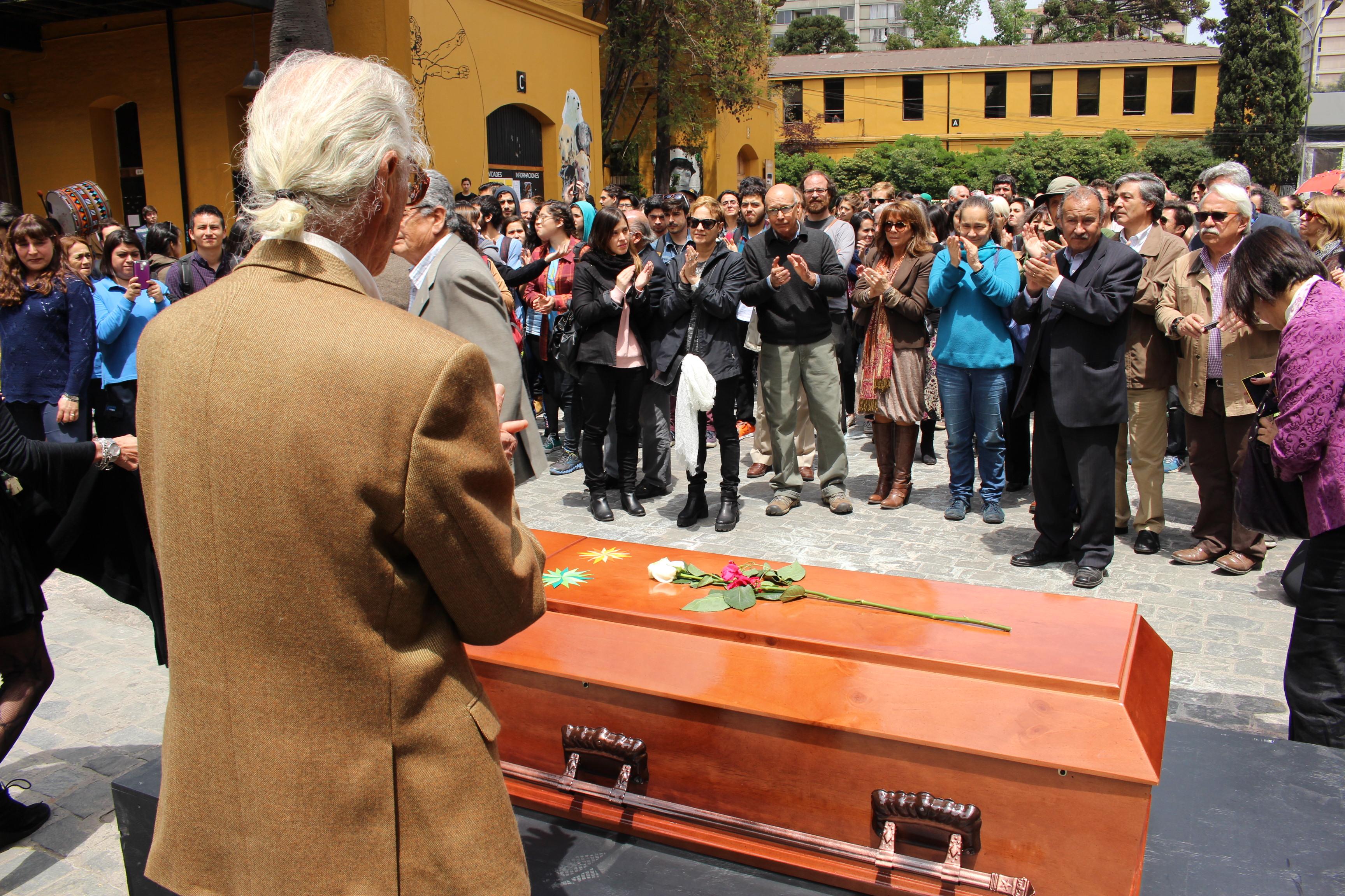 El último paso de Fernán por la FAU fue seguido por cientos de personas.