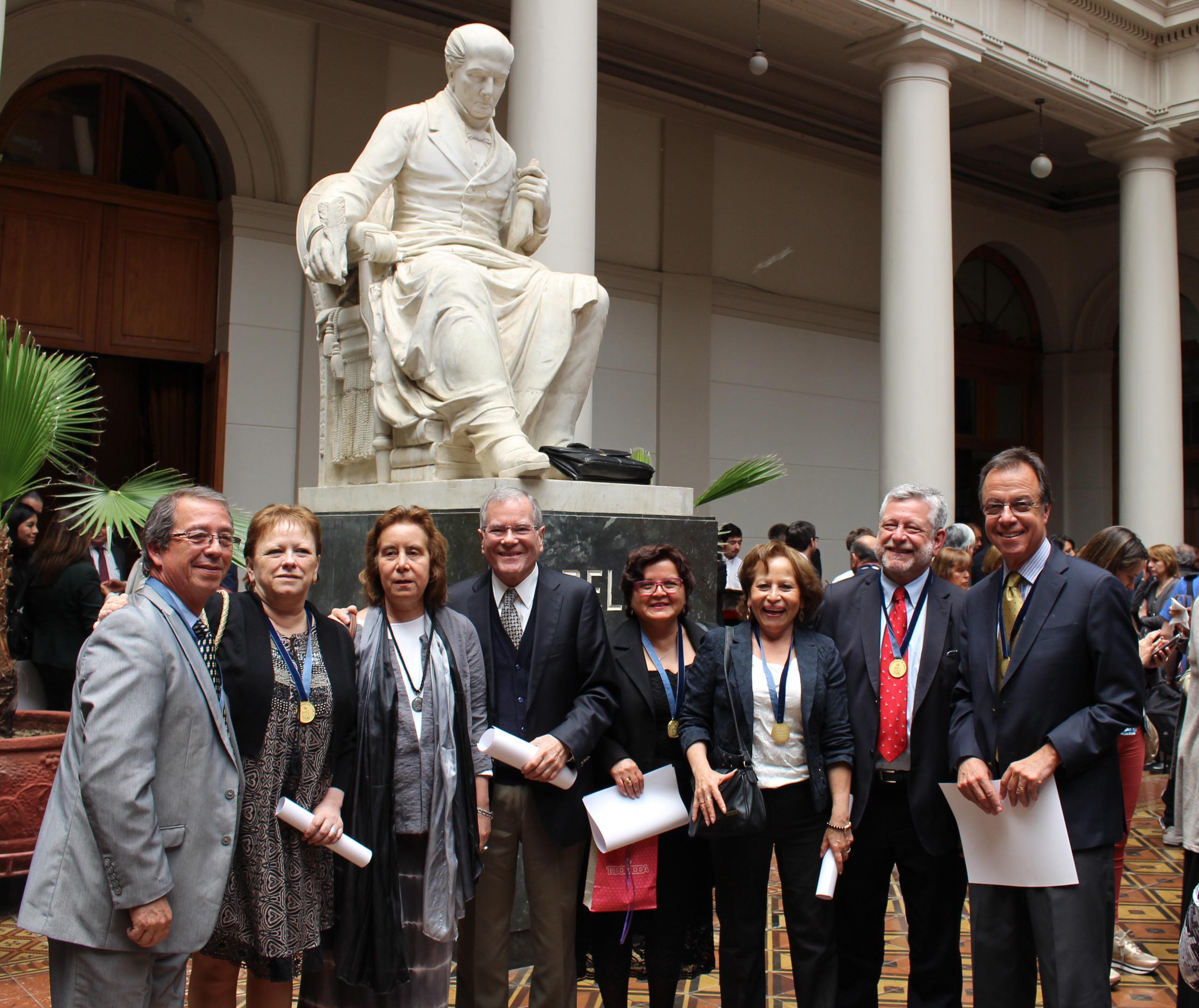 Académicos y funcionarios de la FAU premiados junto a la Decana Marcela Pizzi.