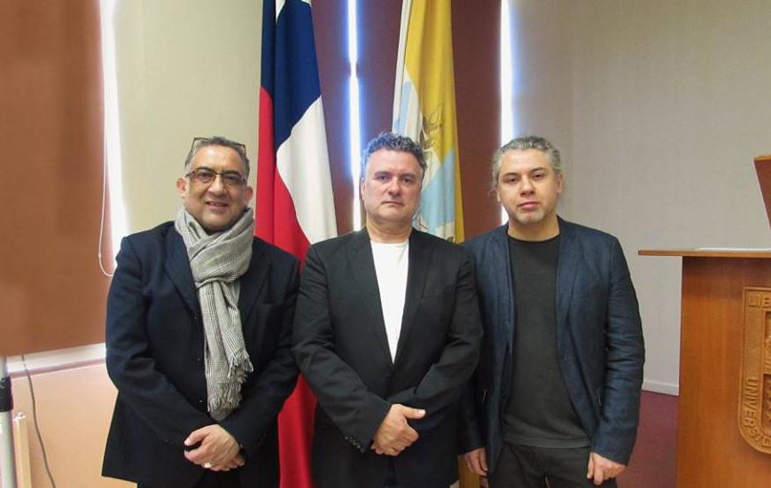 Jorge Hernández, director del Instituto de Artes Visuales y Roberto Martínez, Decano de la Facultad de Arquitectura y Artes, ambos de la Universidad Austral, junto al curador general Cristián Gómez.