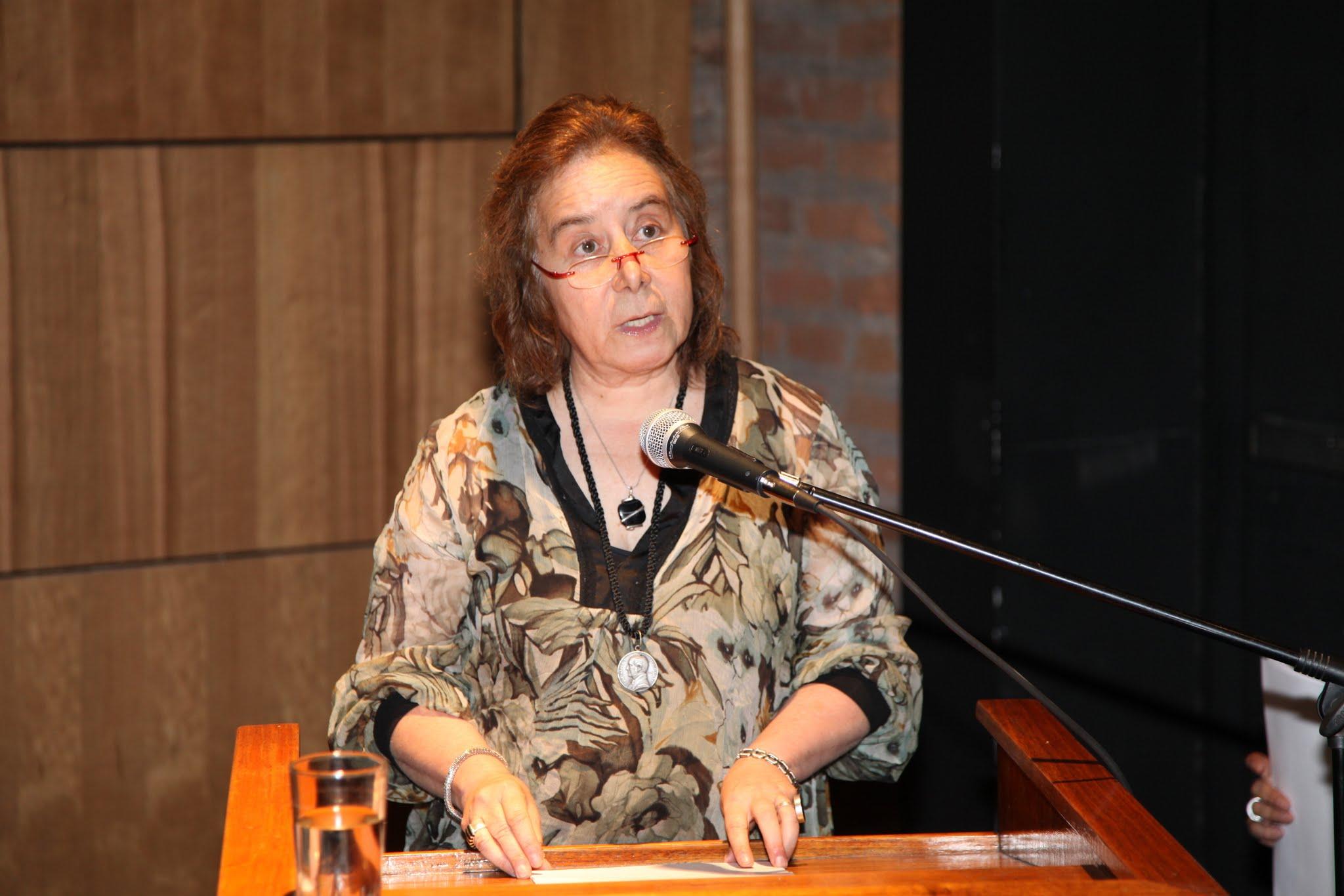 La Decana Marcela Pizzi inició la ceremonia.