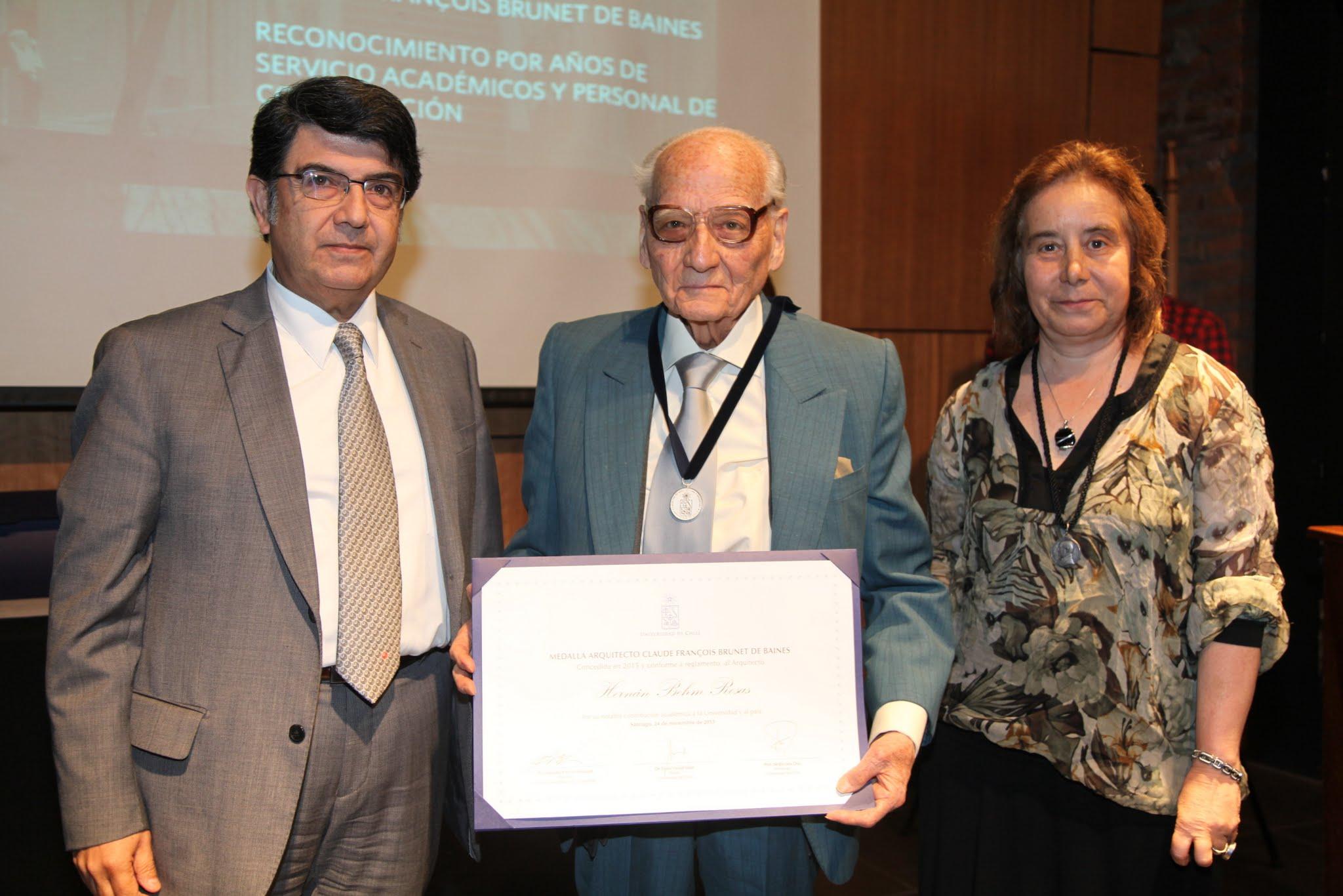 Hernán Behm Rosas siendo reconocido con la medalla Brunet de Baines.