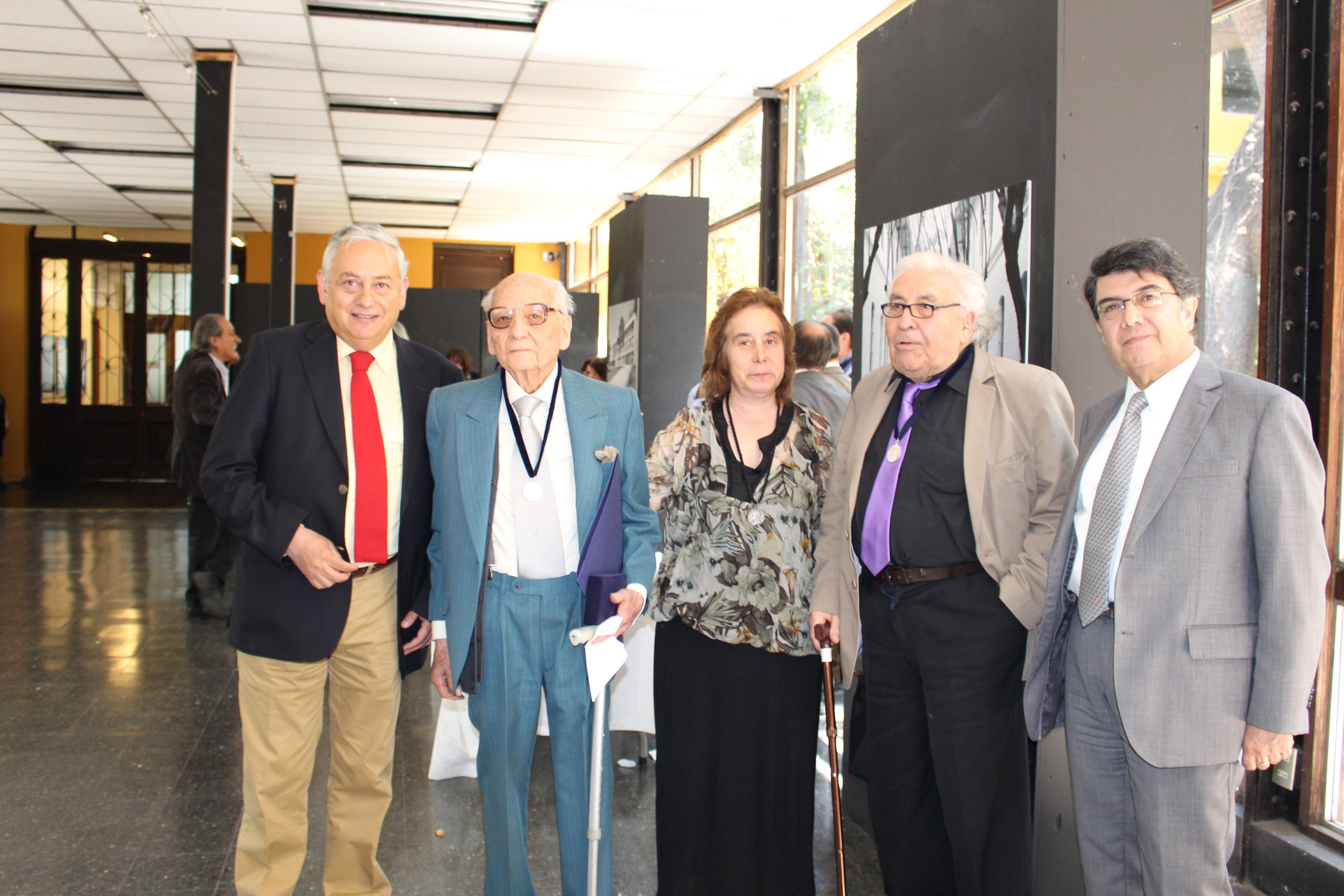 Premiados con medalla Brunet de Baines junto al vicedecano Rubén Sepúlveda, la Decana Pizzi y el Rector (s) Jara.