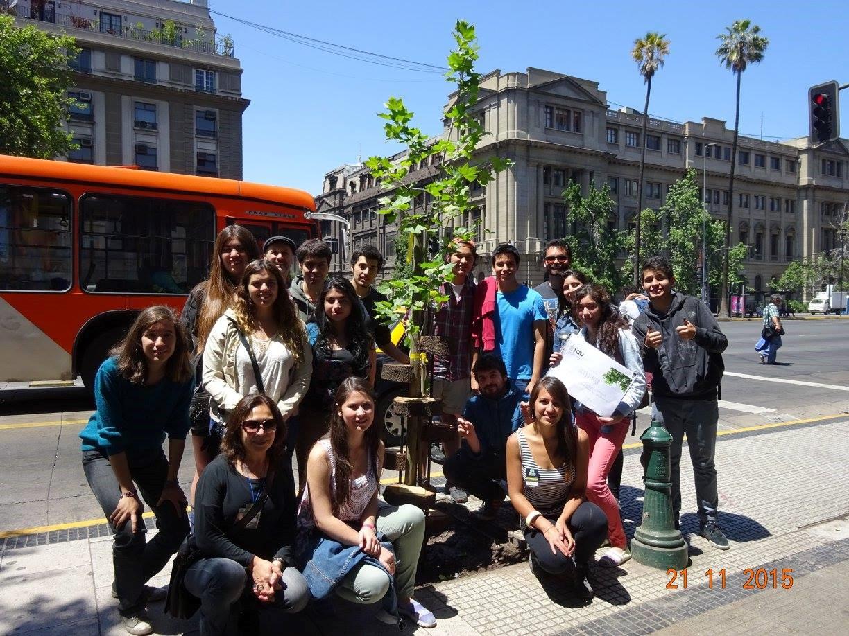 Curso posando junto a la estructura instalada en la Alameda.