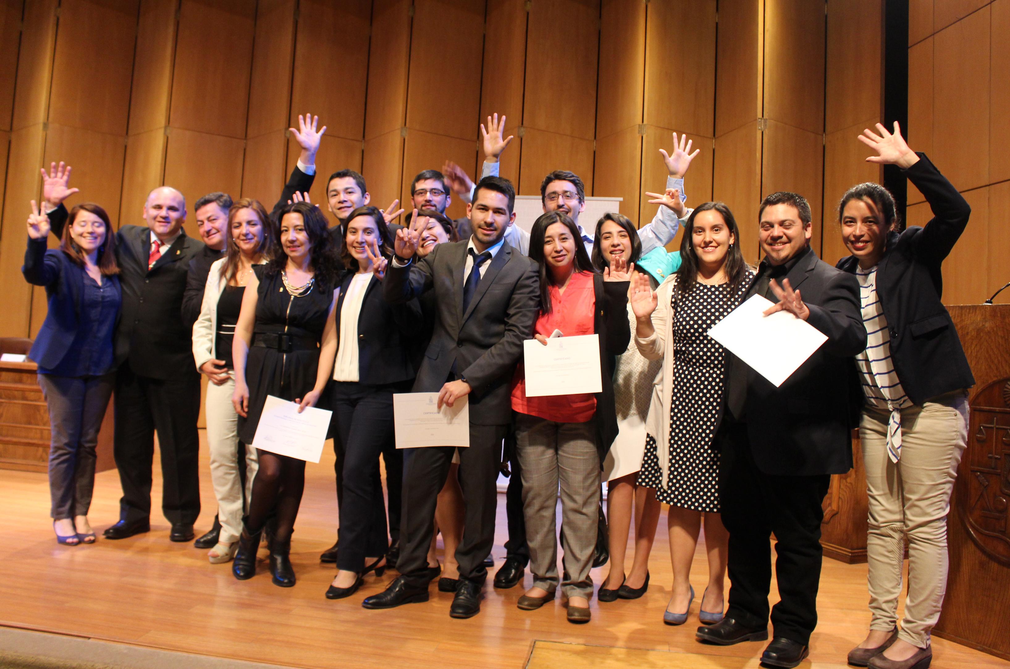 Egresados, académicos, amigos y familiares asistieron a la ceremonia.