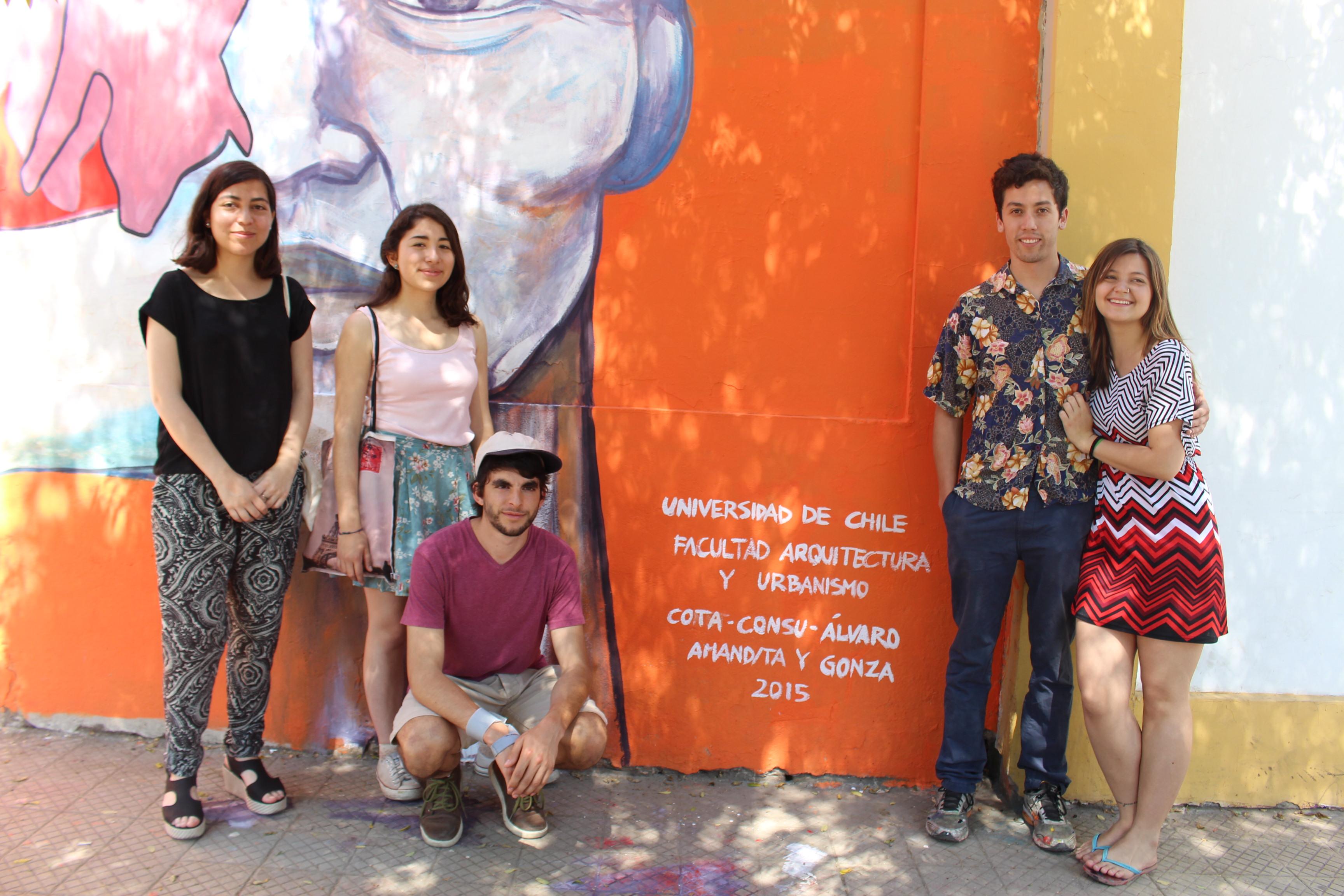 Equipo de estudiantes de la FAU que pintó el mural "Presente y futuro del Barrio Matadero Franklin".