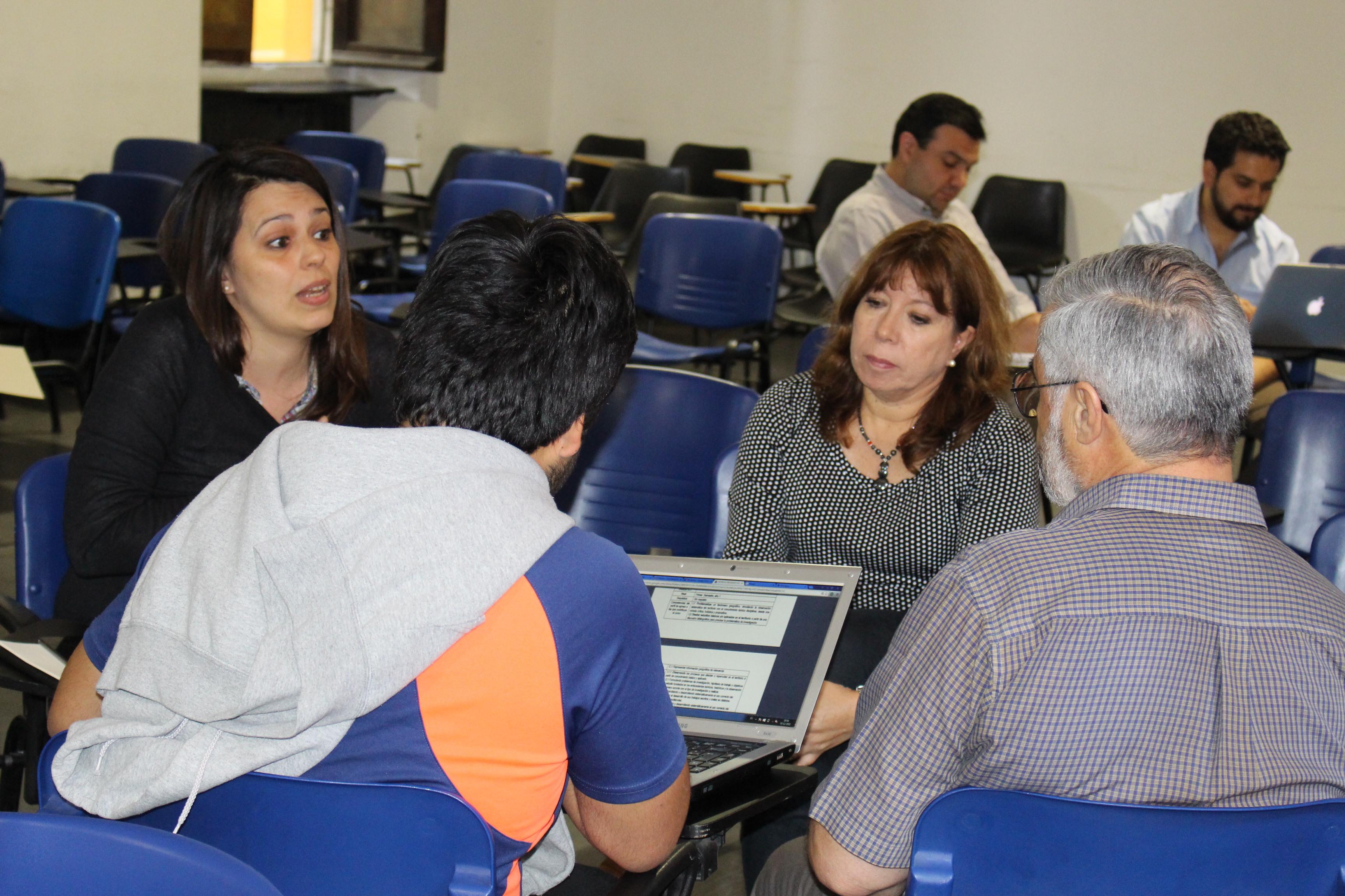 Académicos y estudiantes trabajaron en grupos para evaluar la coherencia semestral de las nuevas mallas.