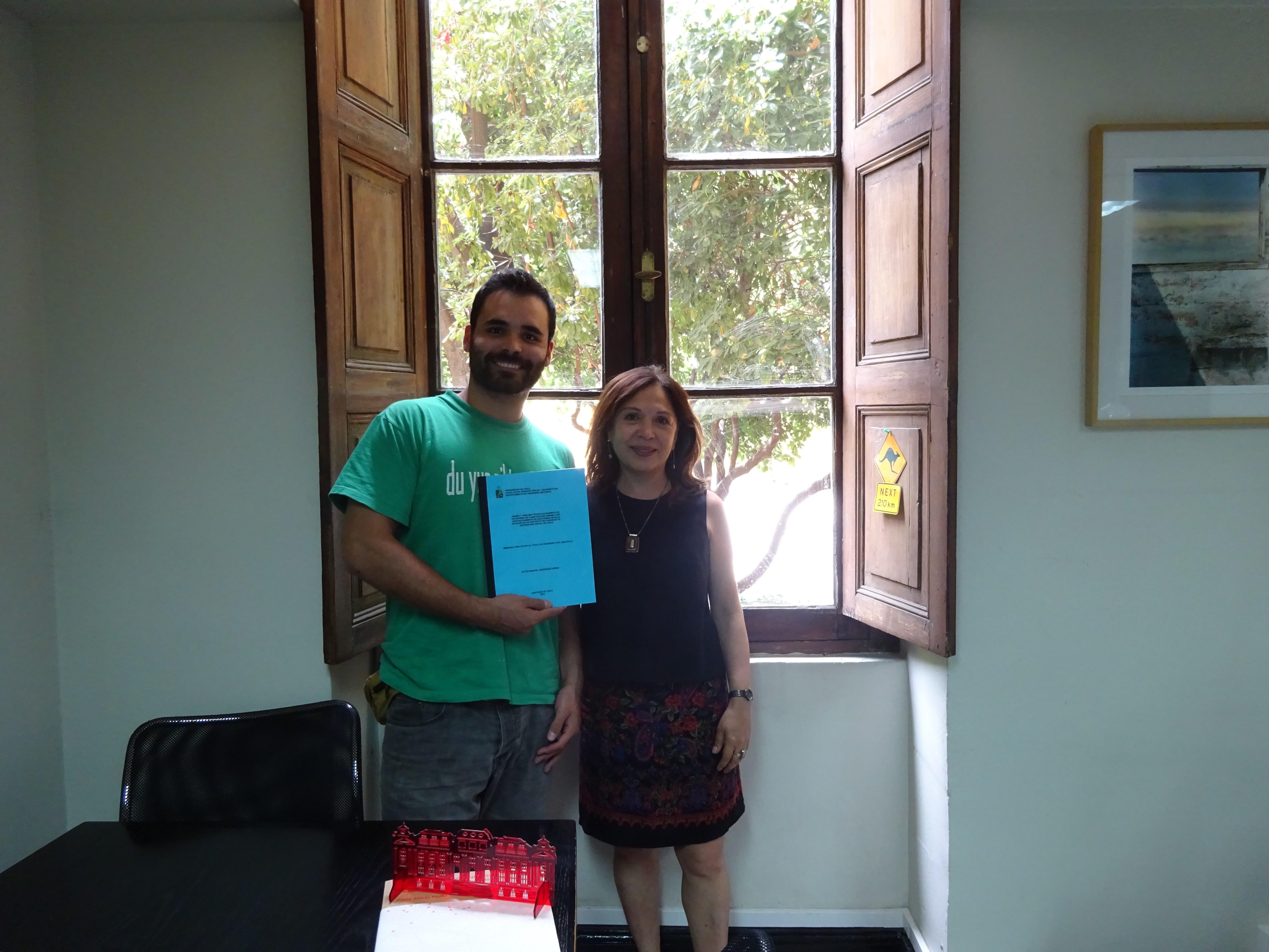 Víctor Rodríguez junto a la profesora Beatriz Maturana.