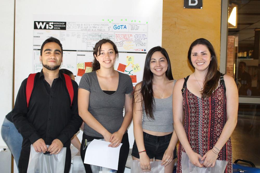 Daniela Figueroa (tercera de izquierda a derecha), junto a su equipo "Gota".