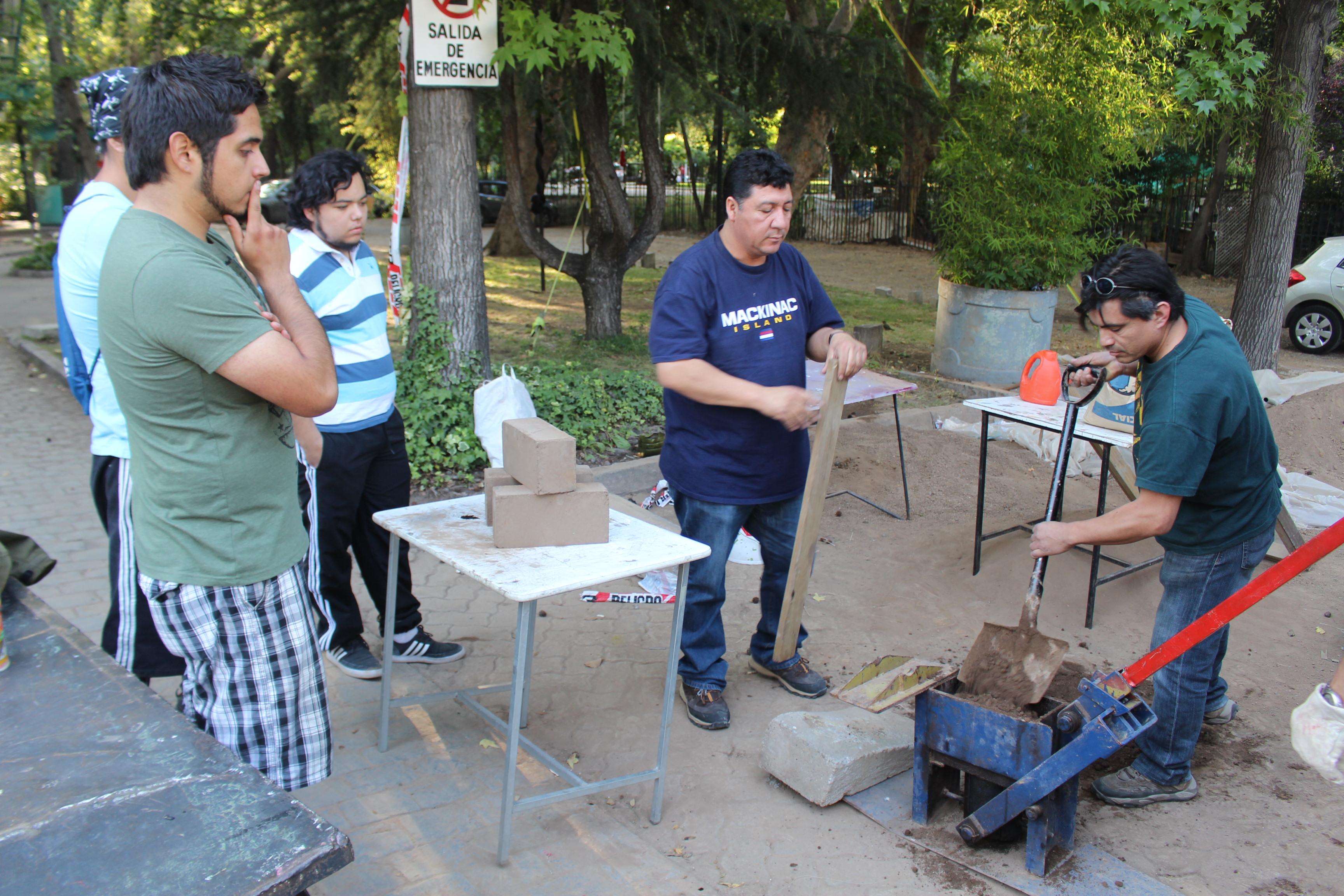 Fabricación de ladrillos de adobe por curso de la ENOC