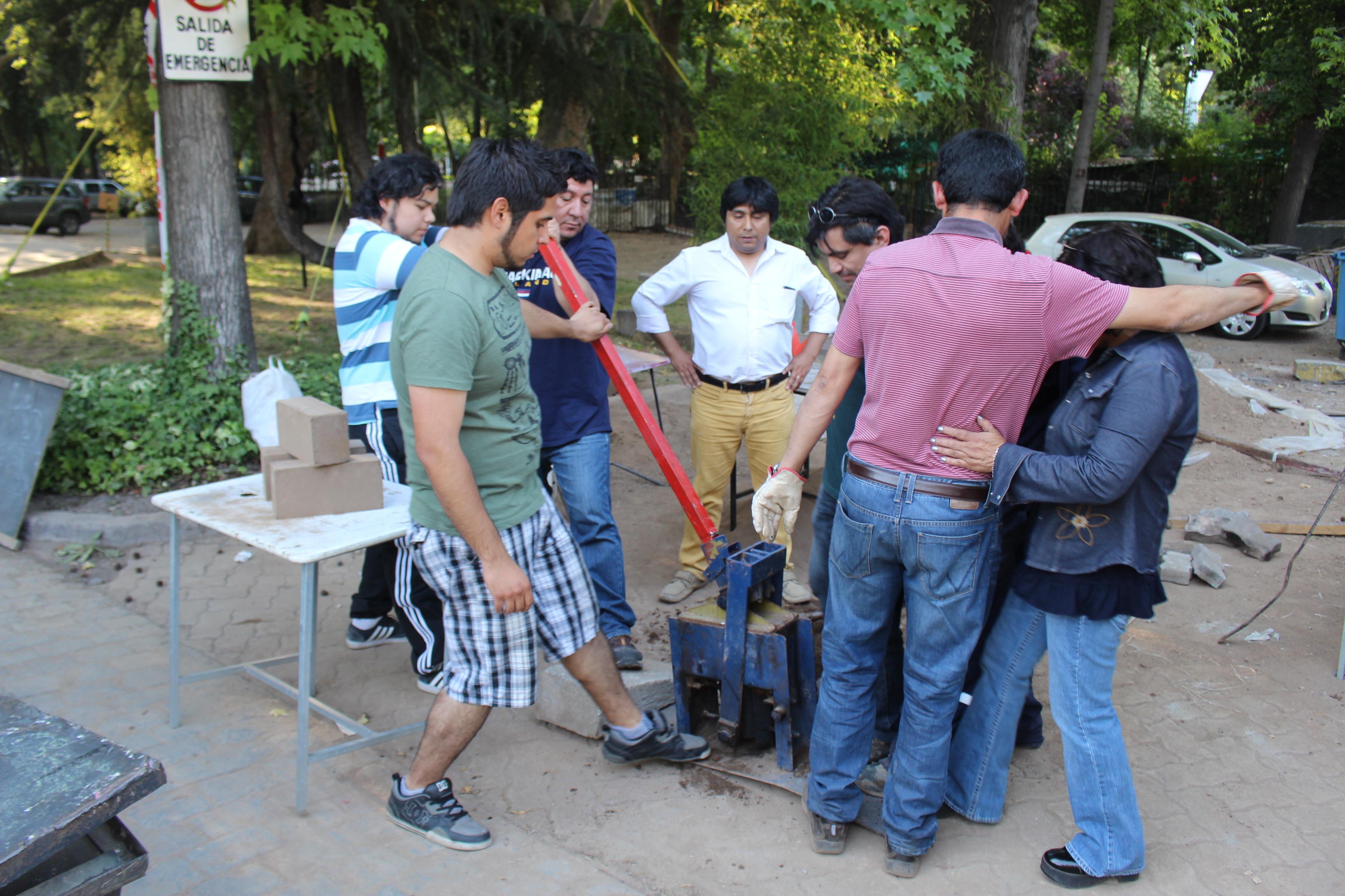 Fabricación de ladrillos de adobe por curso de la ENOC