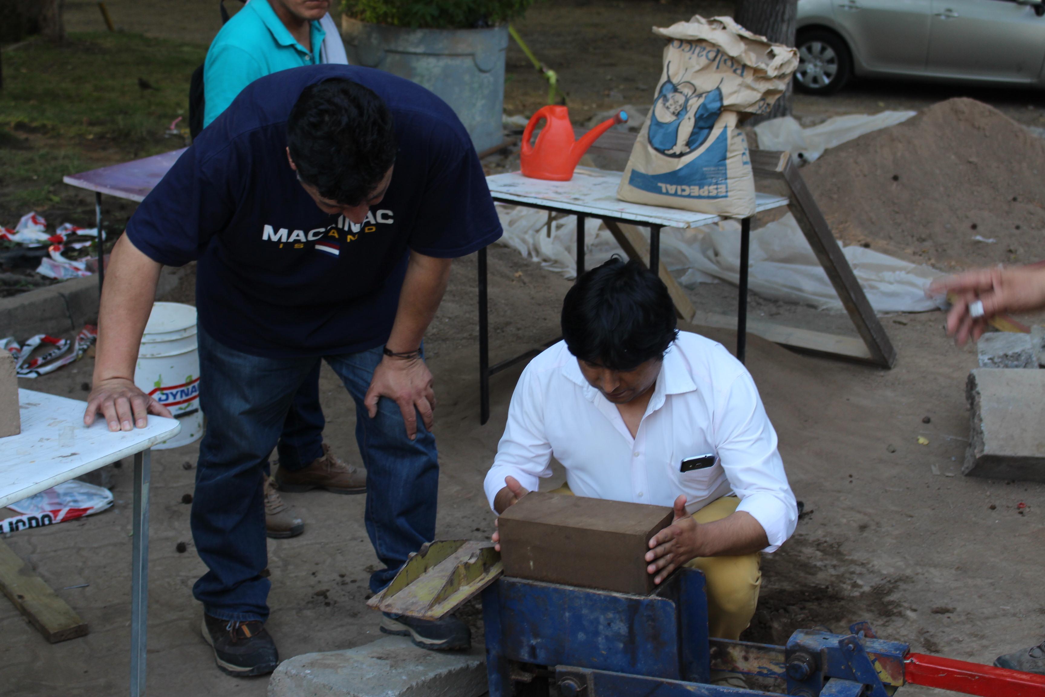 Fabricación de ladrillos de adobe por curso de la ENOC