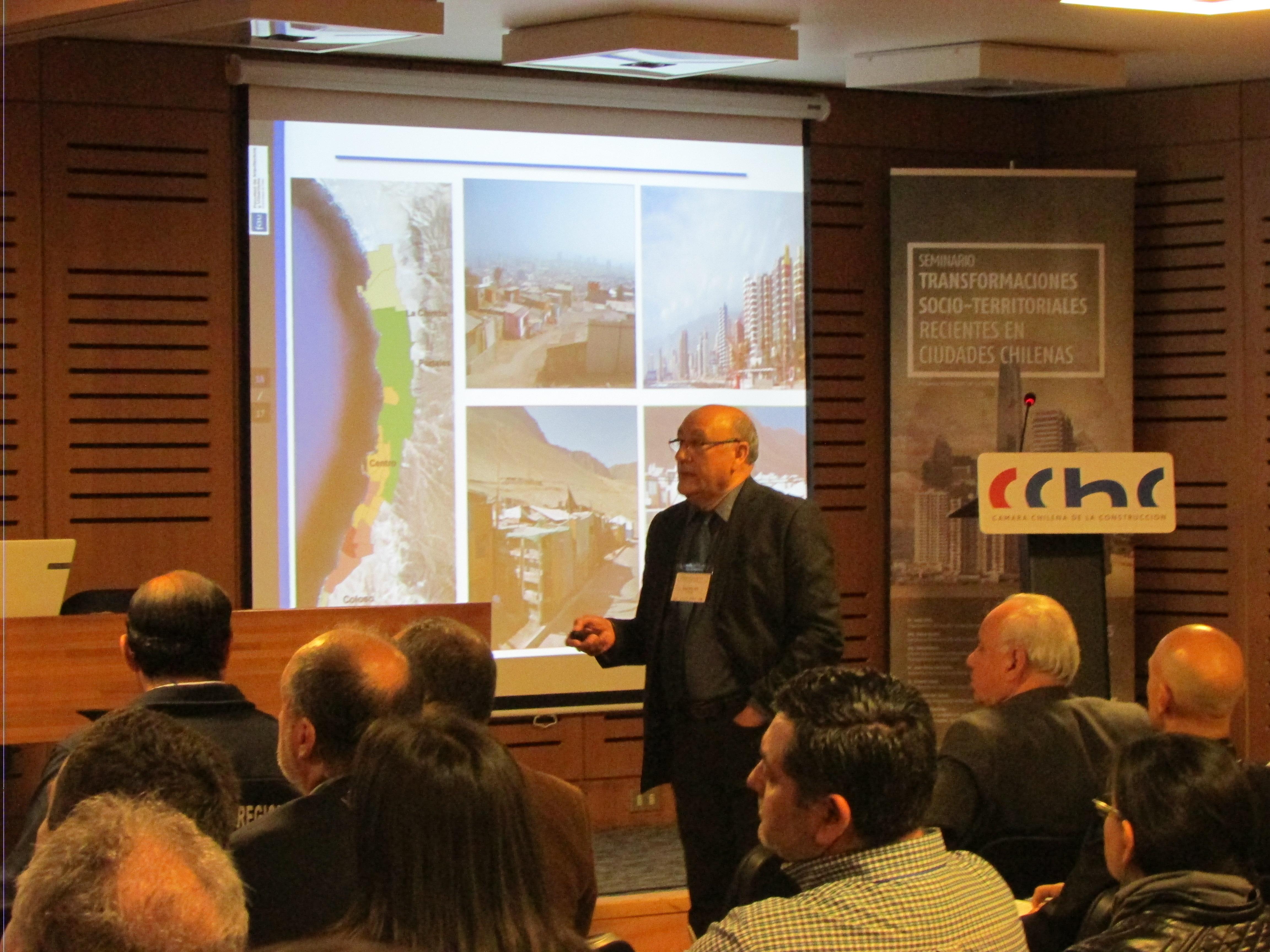 Profesor Jorge Ortiz exponiendo durante el seminario.