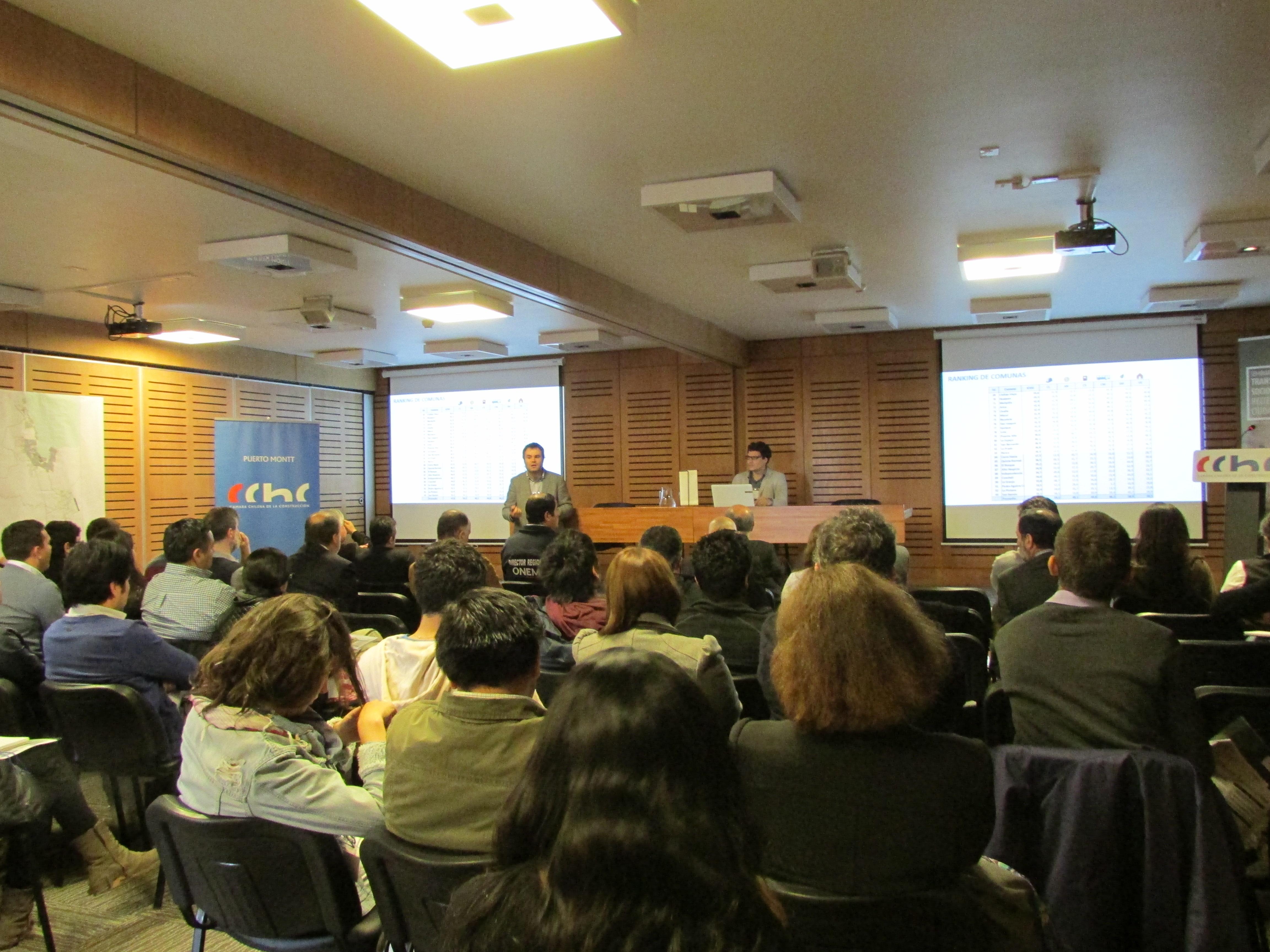 El seminario atrajo a una gran cantidad de interesados, entre estudiantes, académicos y público general.