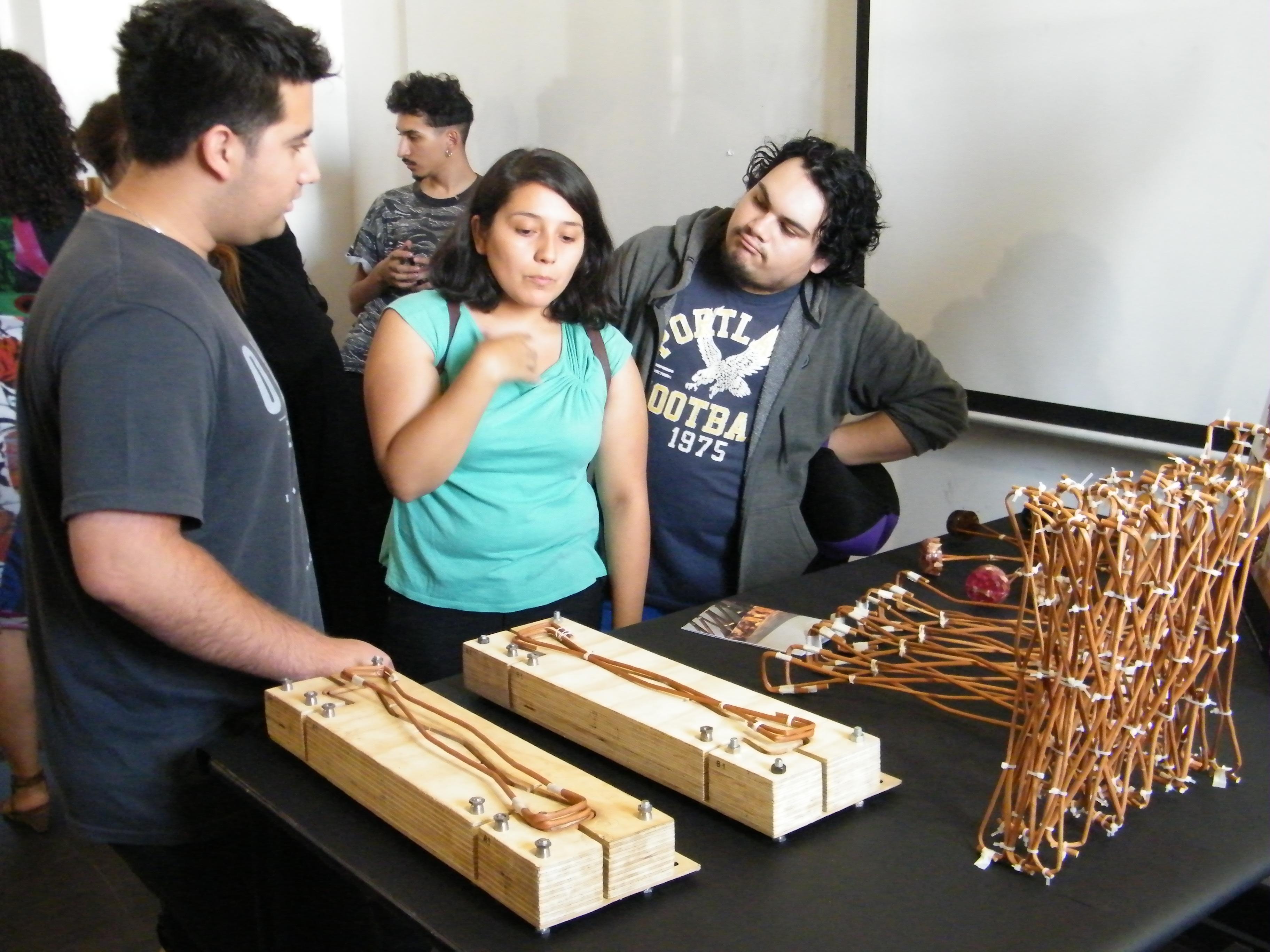 Estudiantes mostrando las herramientas que utilizaron para trabajar el mimbre.