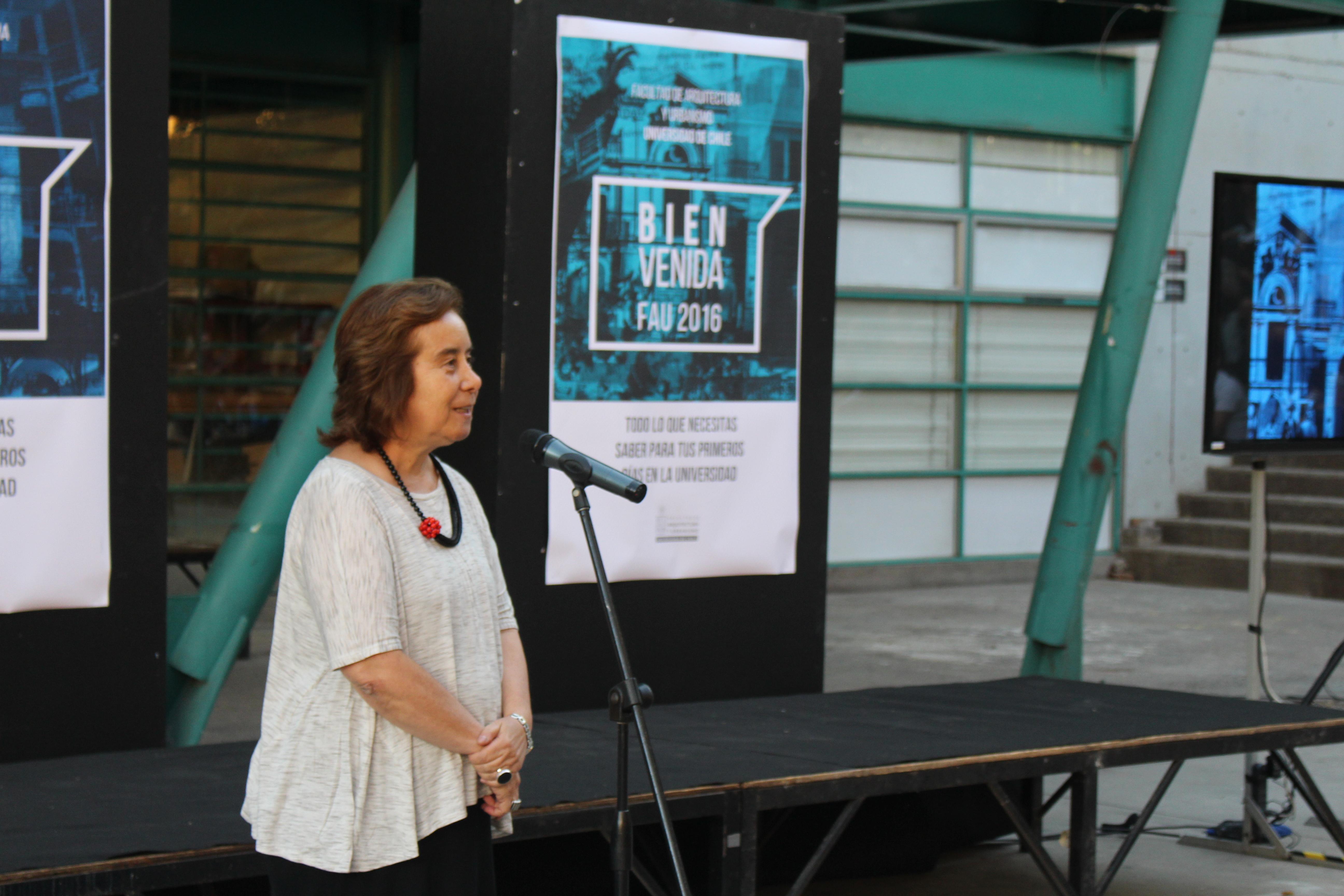 Decana Marcela Pizzi en acto oficial de bienvenida.